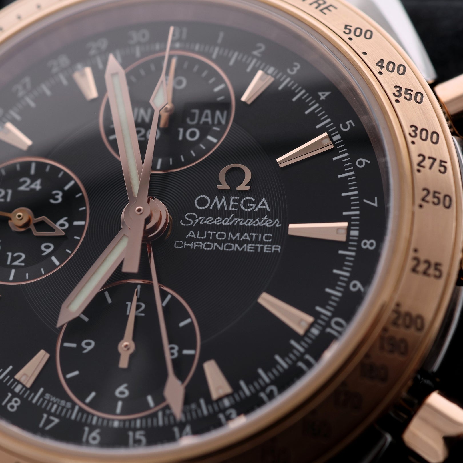 Omega Speedmaster Date / Day‑Date, Black Dial, Rotgold, Ref. 323.21.40.44.01.001, ohne B+P