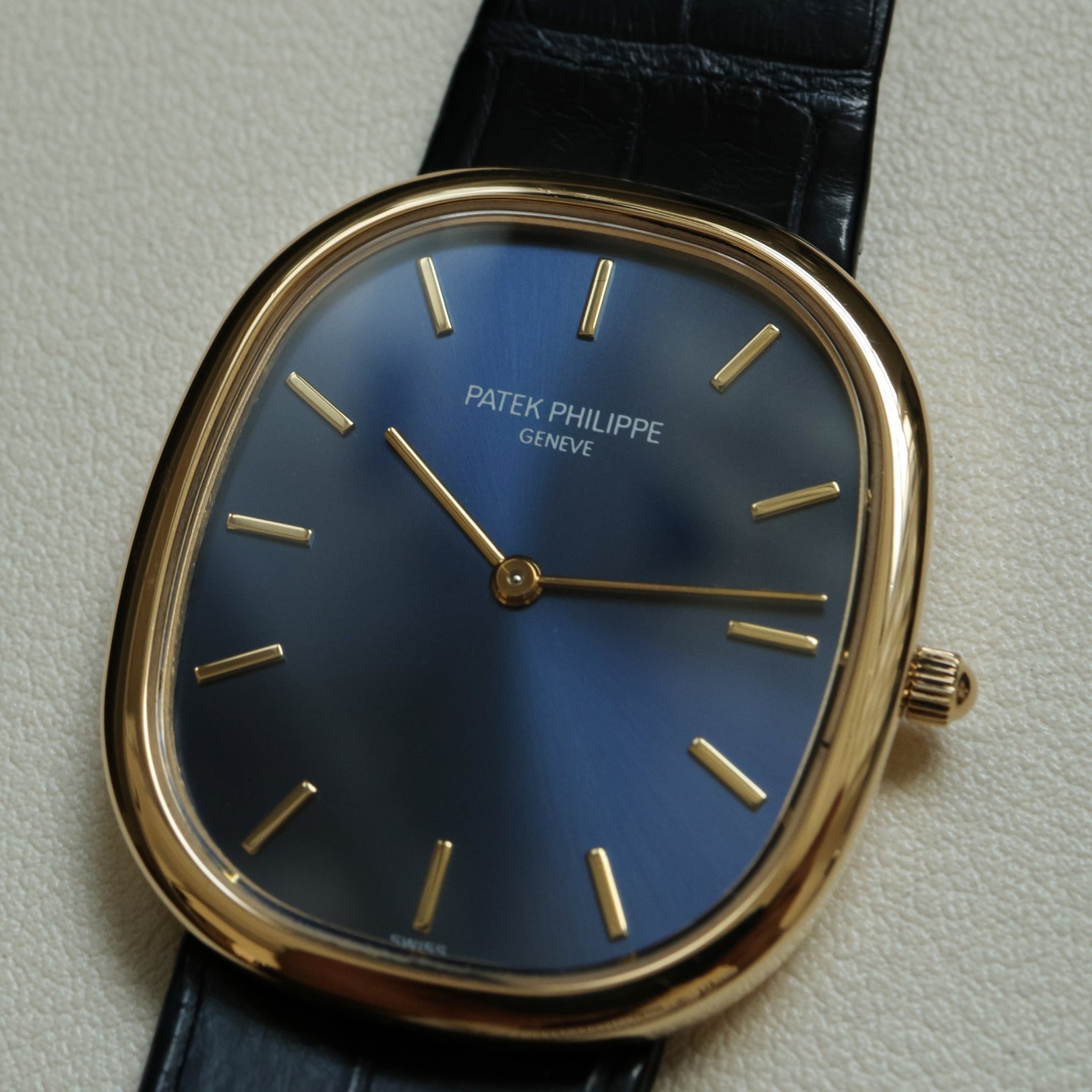 Patek Philippe Ellipse d'Or, Golden Ellipse, Gelbgold, 31.1 x 35.6 mm, Ref. 3738/100J-012, 07-2010, B+P
