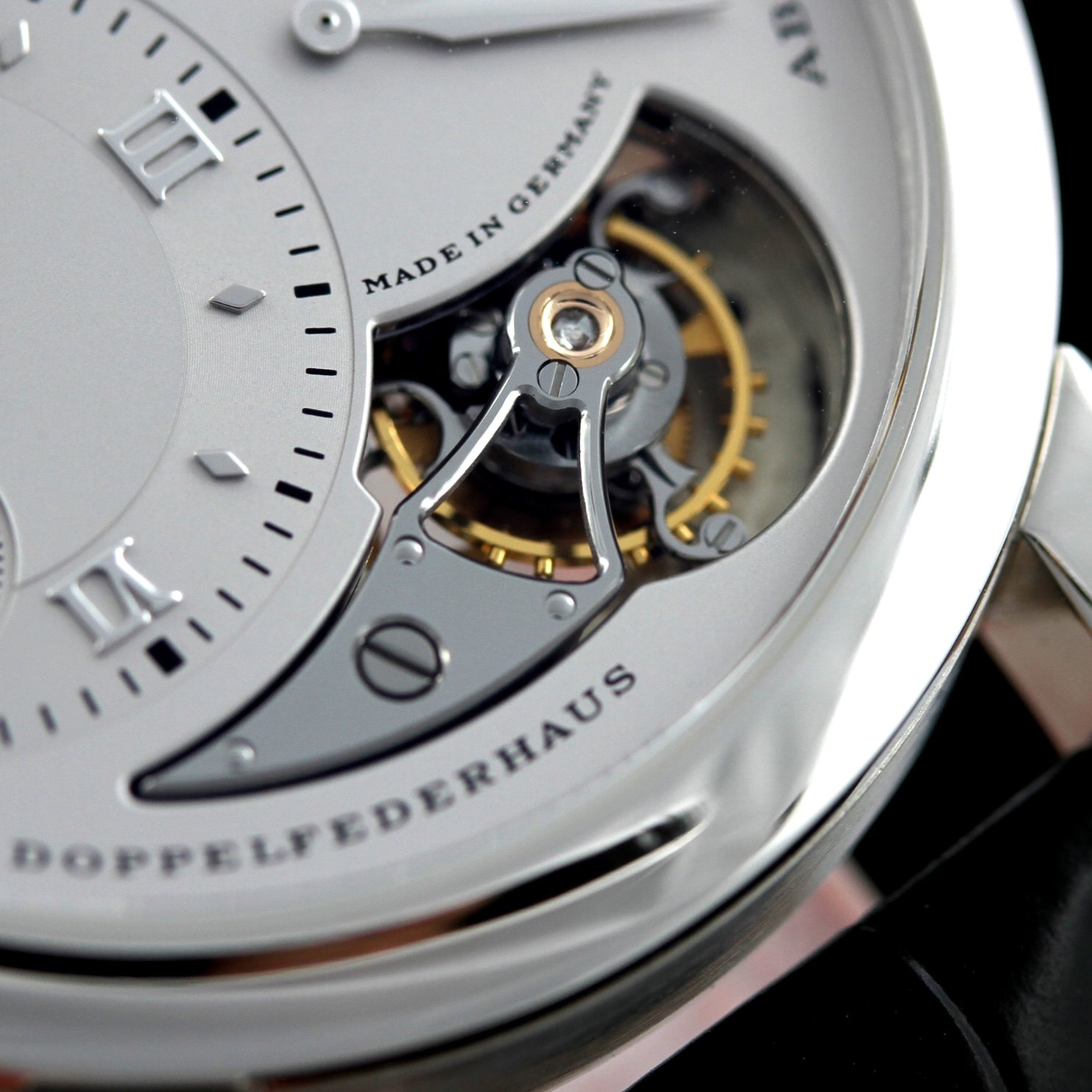 A. Lange & Söhne Lange 1 in Platin, Tourbillon, Limited 1XX of 150, Ref. 704.025, ALS-Service 08-2023, Box+Papiere - LUXUHRIA