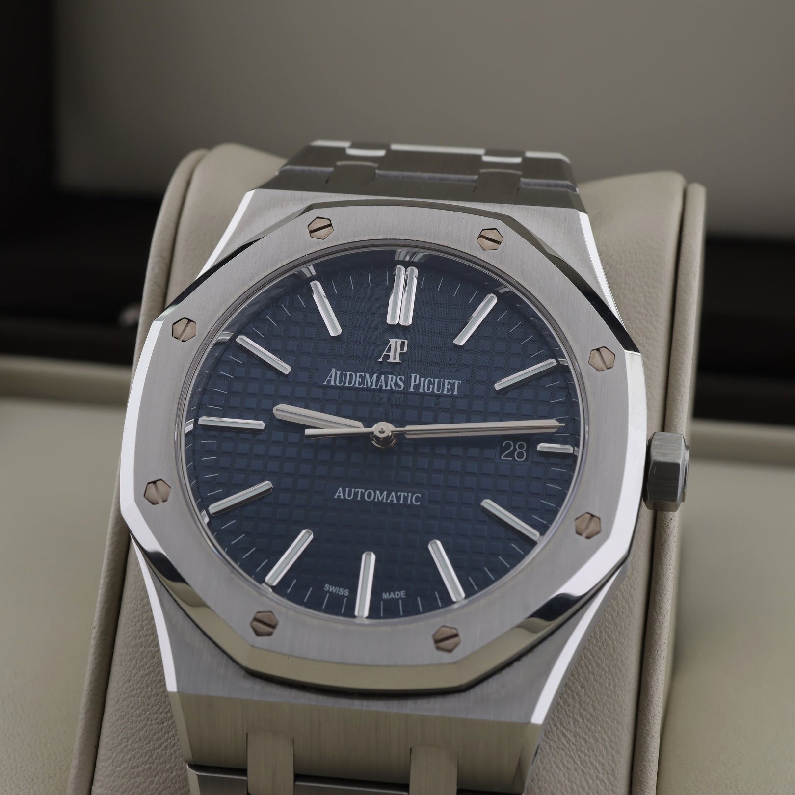 Audemars Piguet Royal Oak Selfwinding, Blue Dial, Ref. 15400ST.OO.1220ST.03, 11 - 2015, B+P - LUXUHRIA