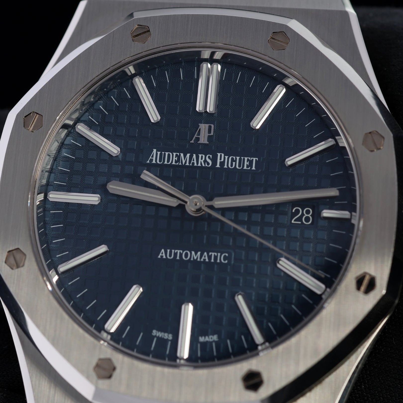 Audemars Piguet Royal Oak Selfwinding, Blue Dial, Ref. 15400ST.OO.1220ST.03, 11 - 2015, B+P - LUXUHRIA