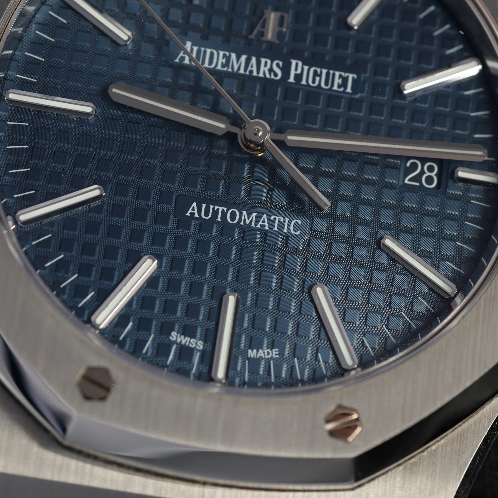 Audemars Piguet Royal Oak Selfwinding, Blue Dial, Ref. 15400ST.OO.1220ST.03, 11 - 2015, B+P - LUXUHRIA