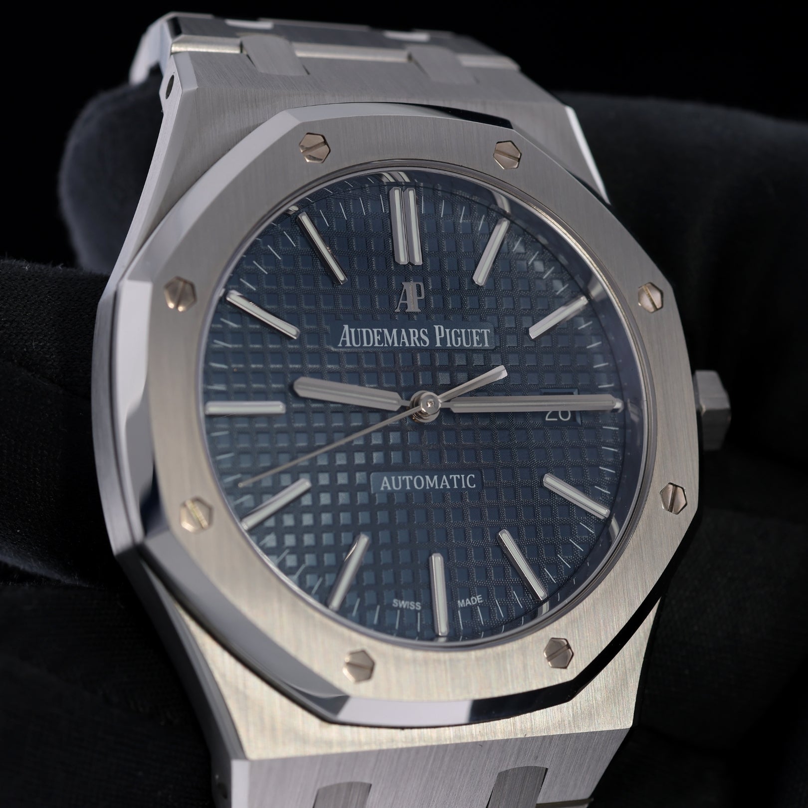 Audemars Piguet Royal Oak Selfwinding, Blue Dial, Ref. 15400ST.OO.1220ST.03, 11 - 2015, B+P - LUXUHRIA