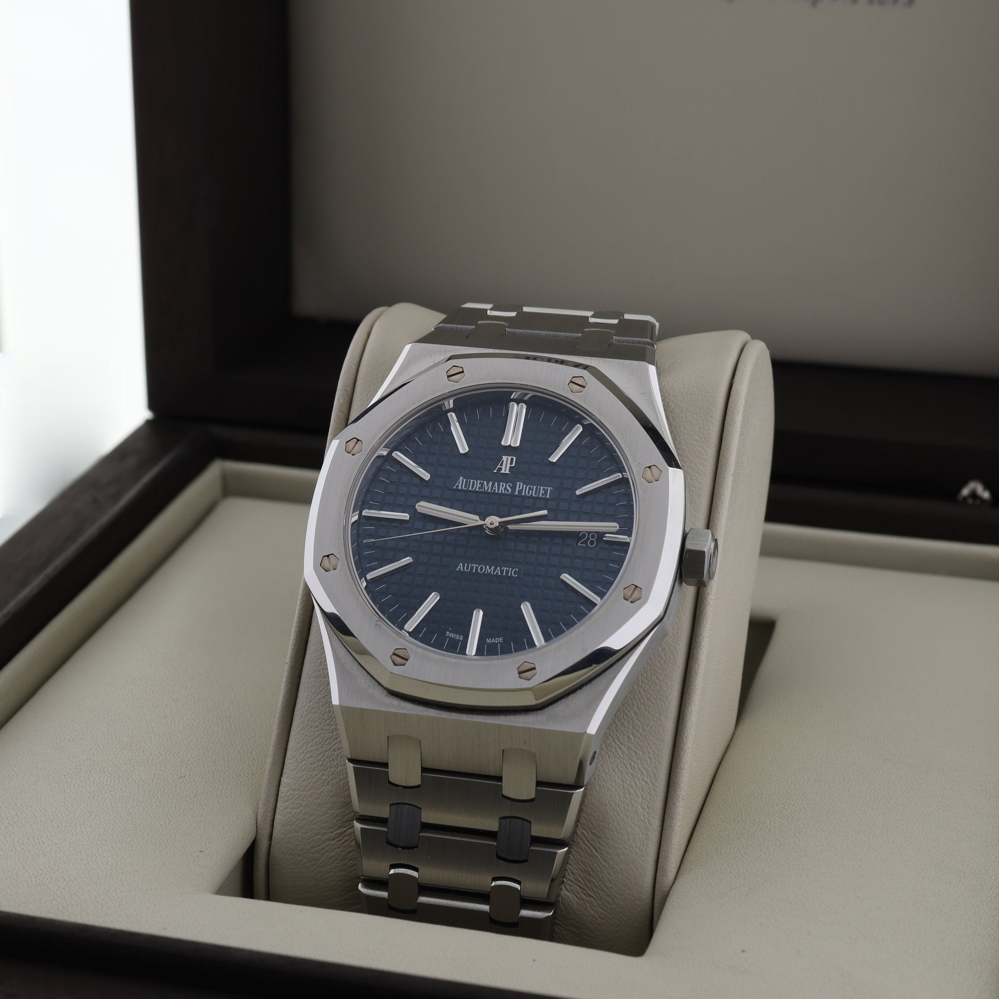Audemars Piguet Royal Oak Selfwinding, Blue Dial, Ref. 15400ST.OO.1220ST.03, 11 - 2015, B+P - LUXUHRIA