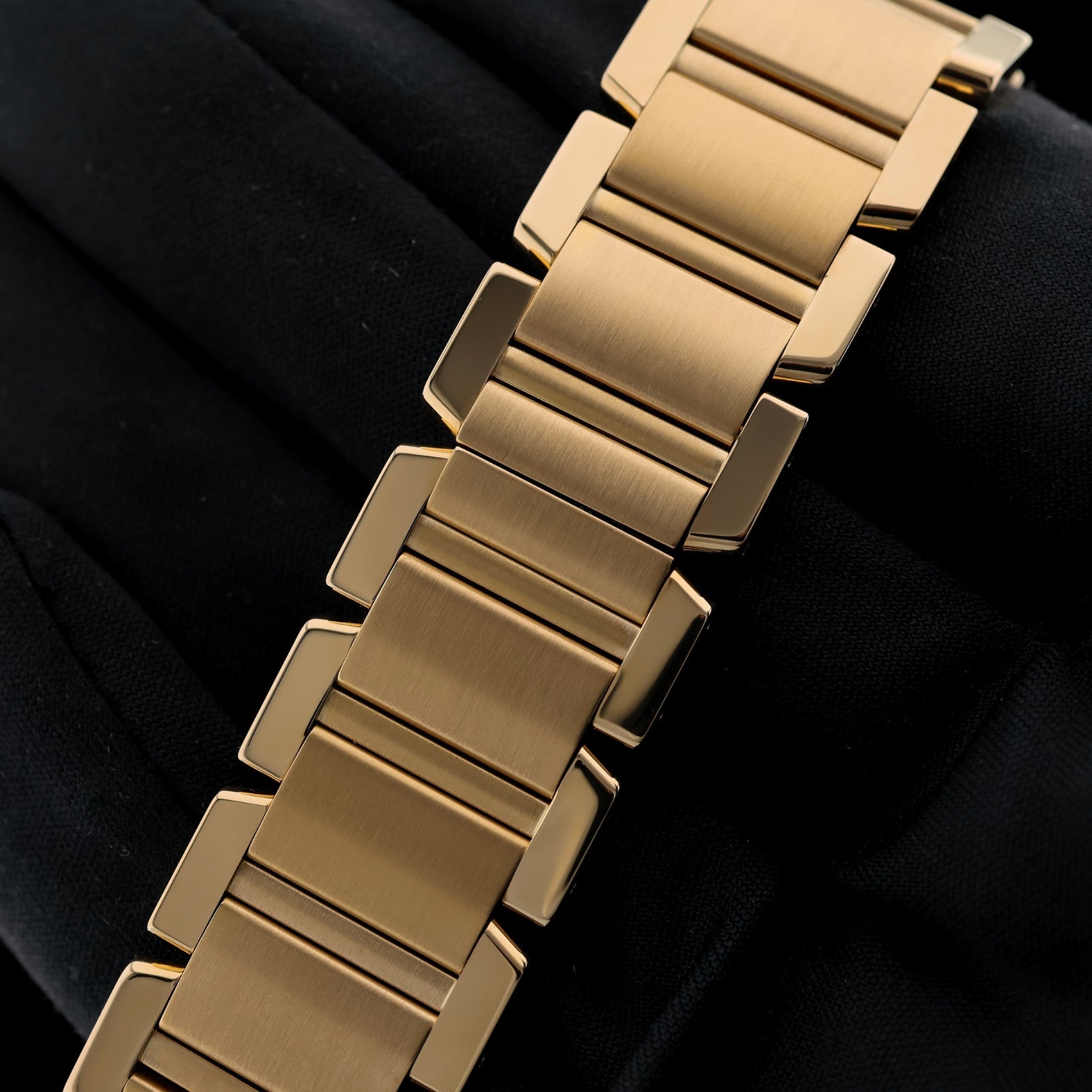 Cartier Tank Française Chronoflex, Chronograph, Gelbgold, 28x36mm, Cartier - Service 2023, Ref. 1830, B+P - LUXUHRIA