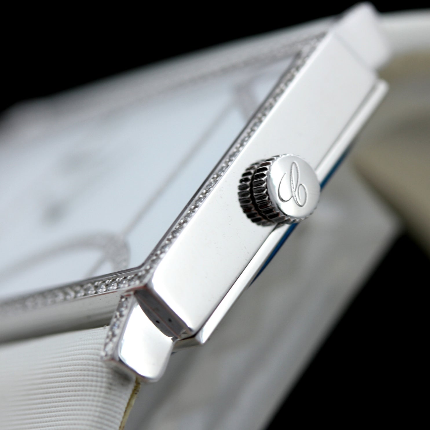 Chopard Ladies Classic, Diamond Rectangle, 18kt Weissgold, 240 Diamonds, Enamel Dial, 43x20.5mm, Ref. 139130-1001, B+P - LUXUHRIA