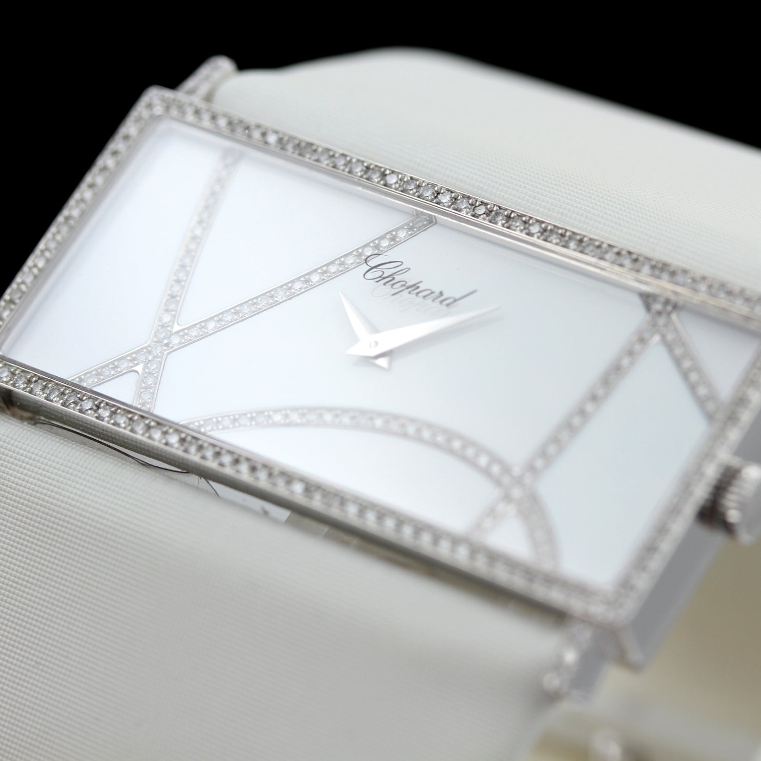Chopard Ladies Classic, Diamond Rectangle, 18kt Weissgold, 240 Diamonds, Enamel Dial, 43x20.5mm, Ref. 139130-1001, B+P - LUXUHRIA