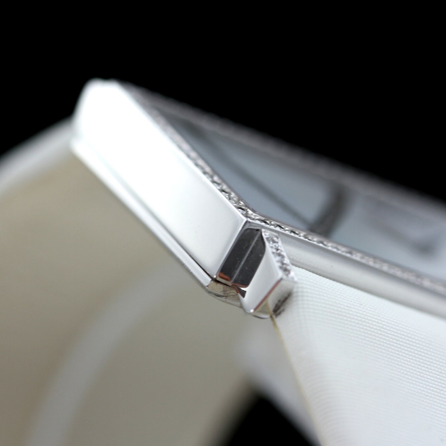 Chopard Ladies Classic, Diamond Rectangle, 18kt Weissgold, 240 Diamonds, Enamel Dial, 43x20.5mm, Ref. 139130-1001, B+P - LUXUHRIA