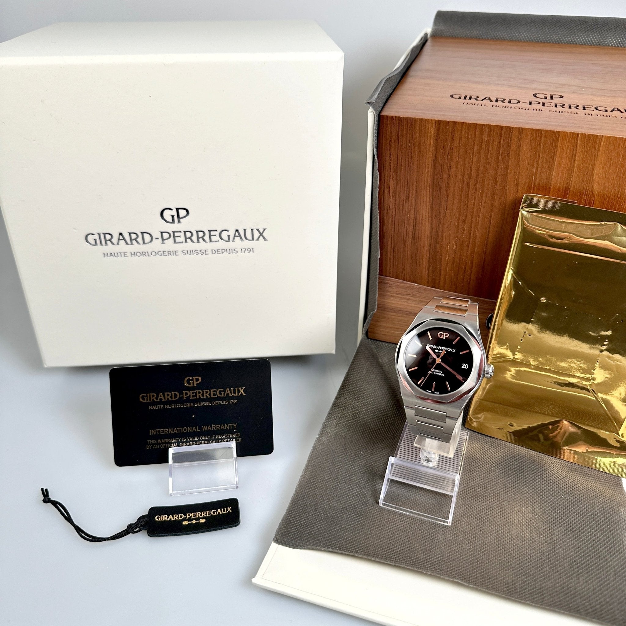 Girard Perregaux Laureato 42 mm, Infinity Limited Edition, ONYX Dial, 1 out of 188, Ref. 81020-11-635-11A, 10-2020\DE, B+P - LUXUHRIA