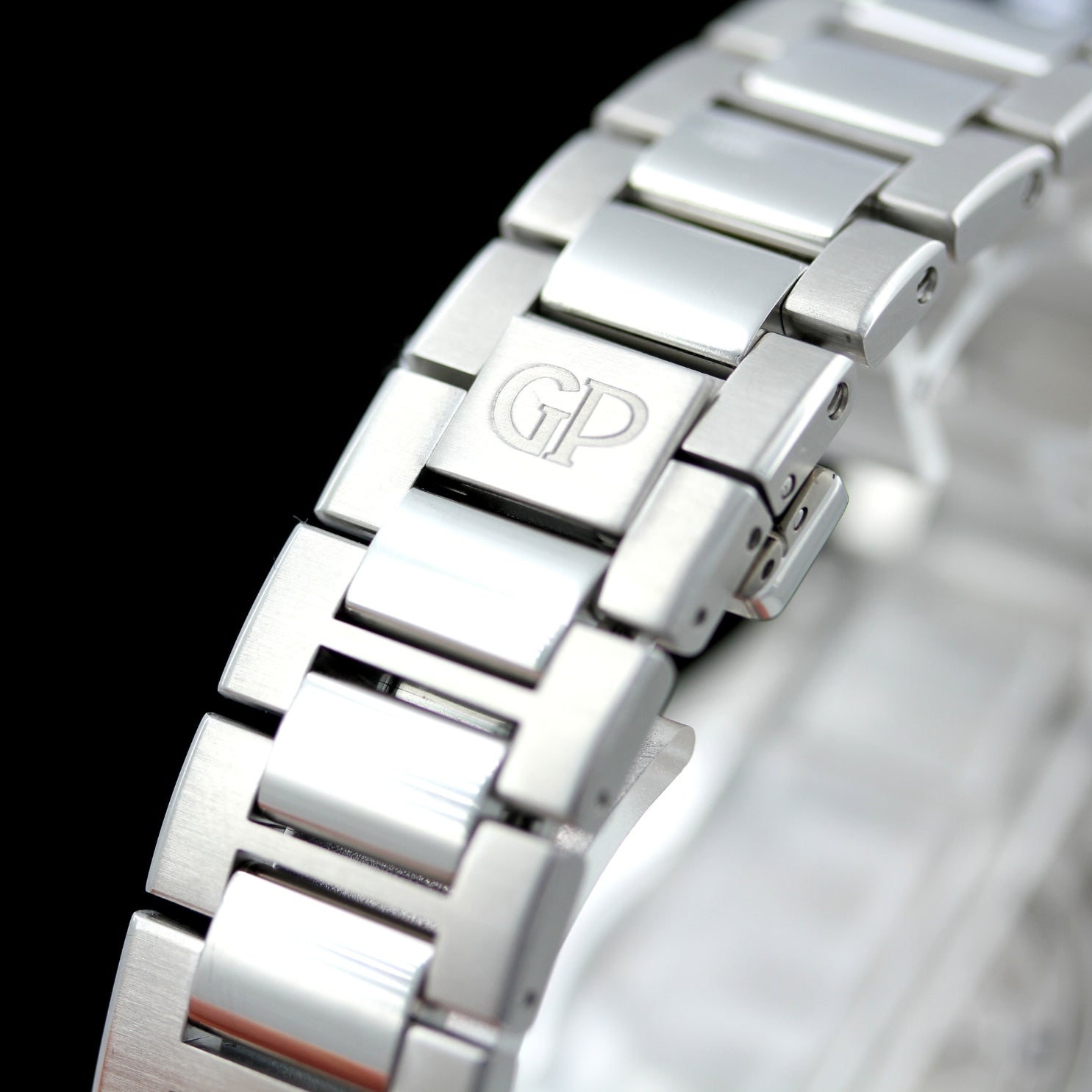 Girard Perregaux Laureato Chrono 42 mm, Aston Martin Limited Edition, ONE out of 188, Ref. 81020-11-001-11A, 12-2021\DE, B+P - LUXUHRIA