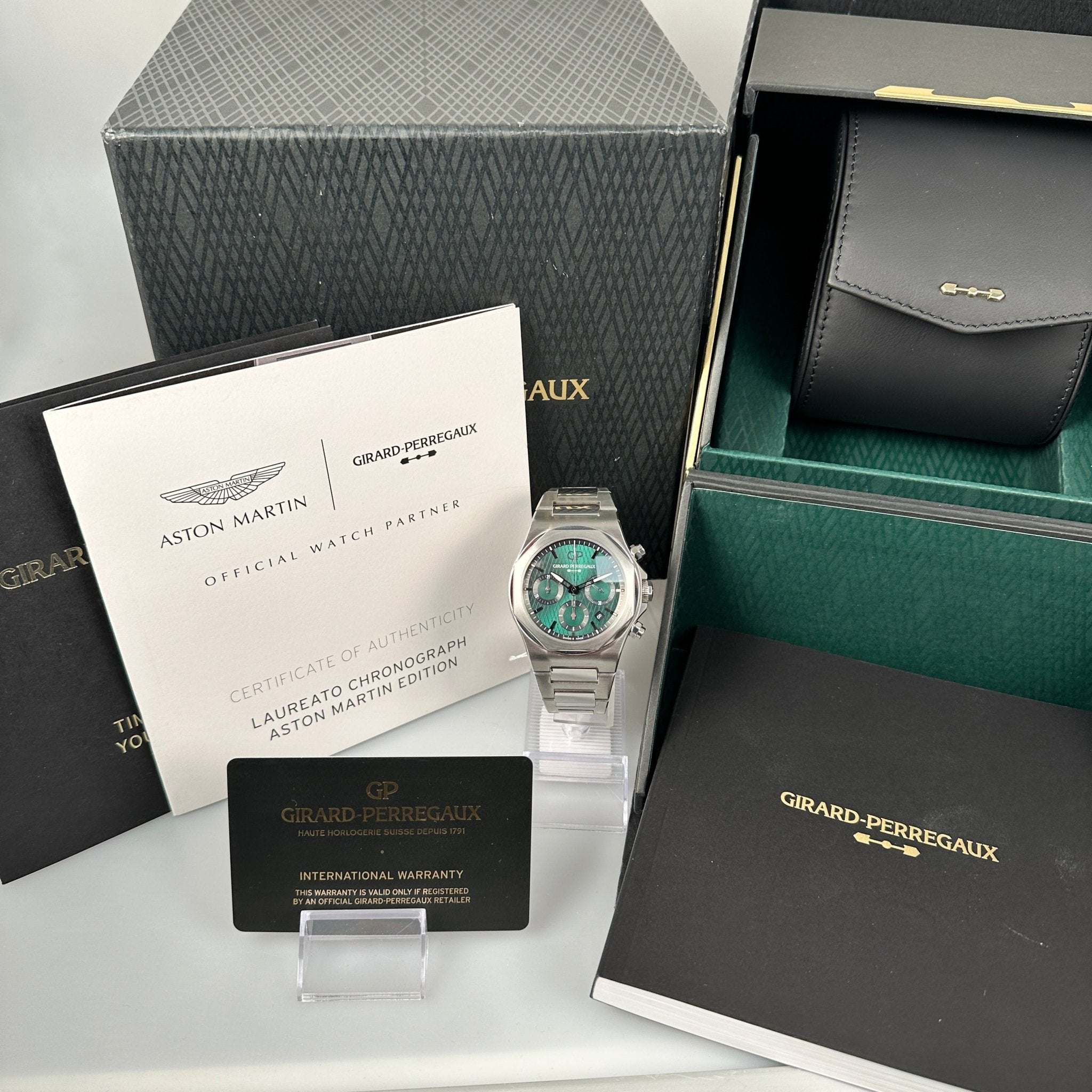 Girard Perregaux Laureato Chrono 42 mm, Aston Martin Limited Edition, ONE out of 188, Ref. 81020-11-001-11A, 12-2021\DE, B+P - LUXUHRIA