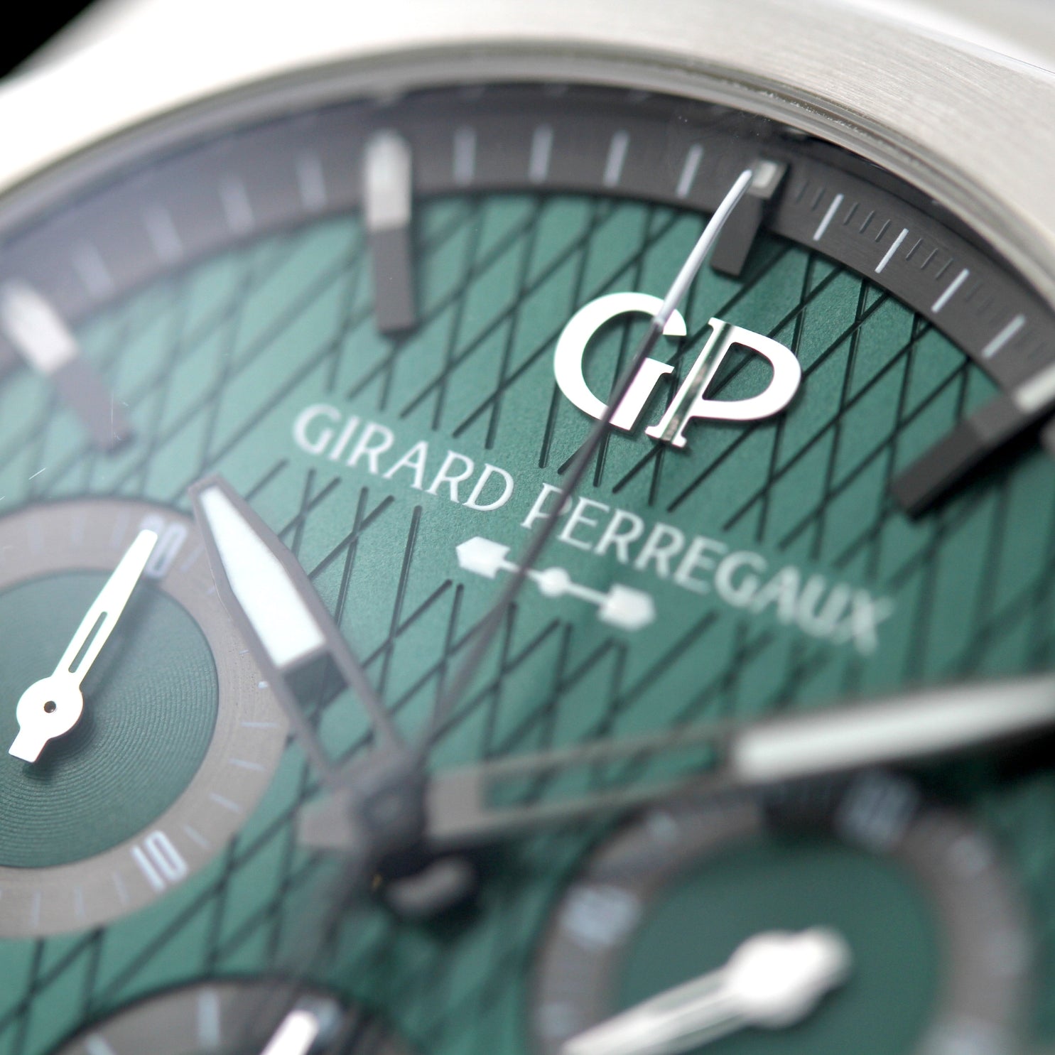 Girard Perregaux Laureato Chrono 42 mm, Aston Martin Limited Edition, ONE out of 188, Ref. 81020-11-001-11A, 12-2021\DE, B+P - LUXUHRIA