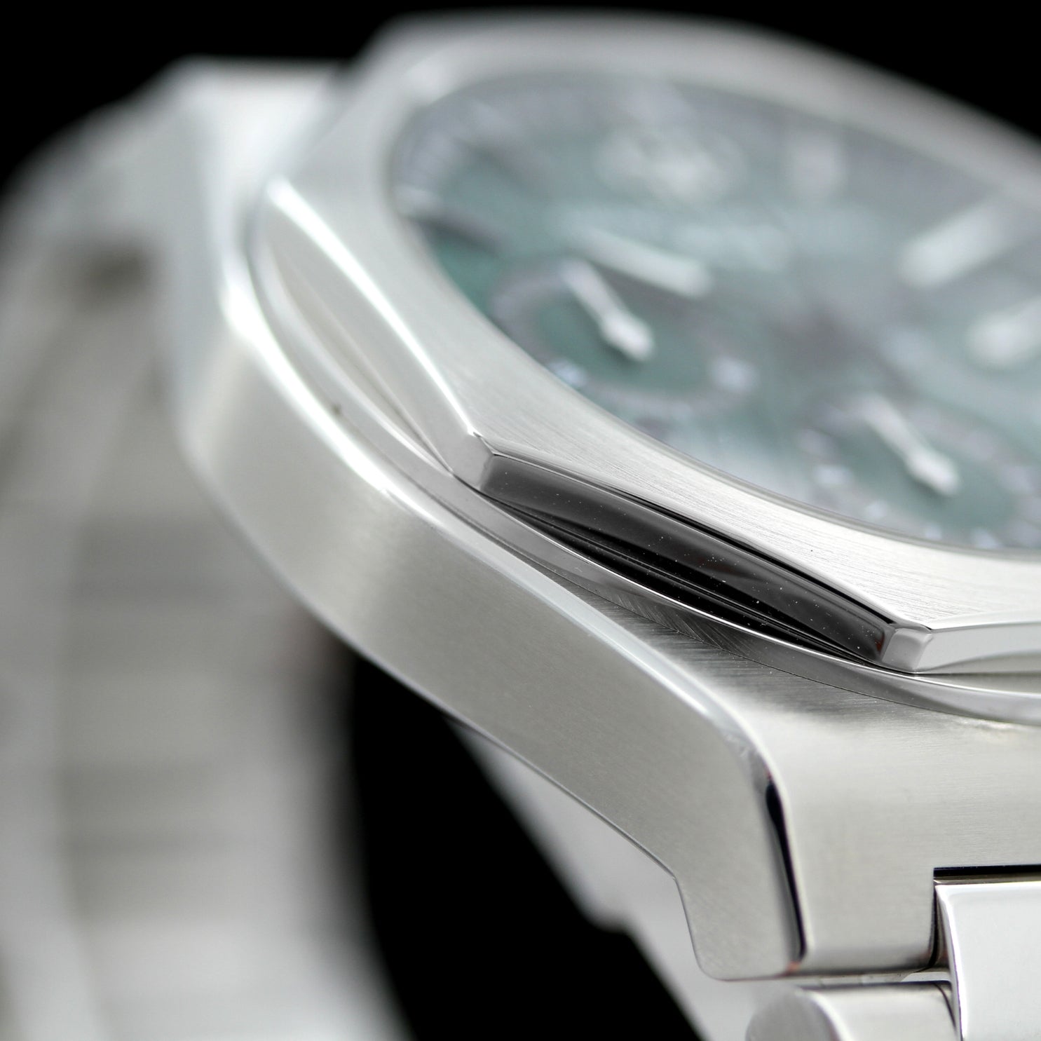 Girard Perregaux Laureato Chrono 42 mm, Aston Martin Limited Edition, ONE out of 188, Ref. 81020-11-001-11A, 12-2021\DE, B+P - LUXUHRIA