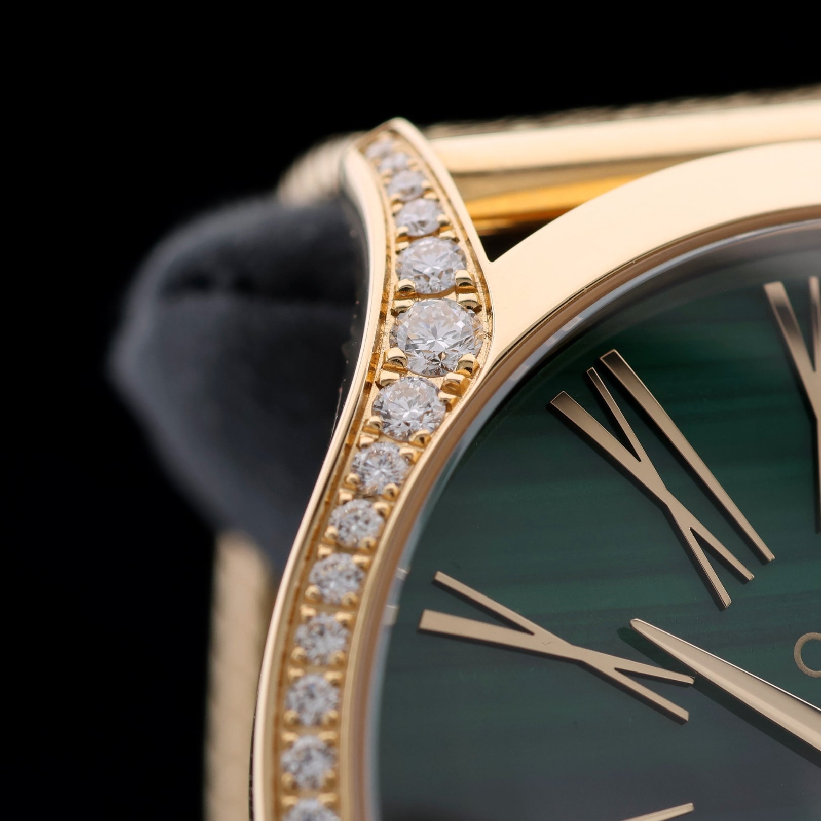 Omega De Ville Trésor, Moonshine™‑Gold, Malachit Zifferblatt, Ref. 428.55.36.60.99.003, B+P - LUXUHRIA