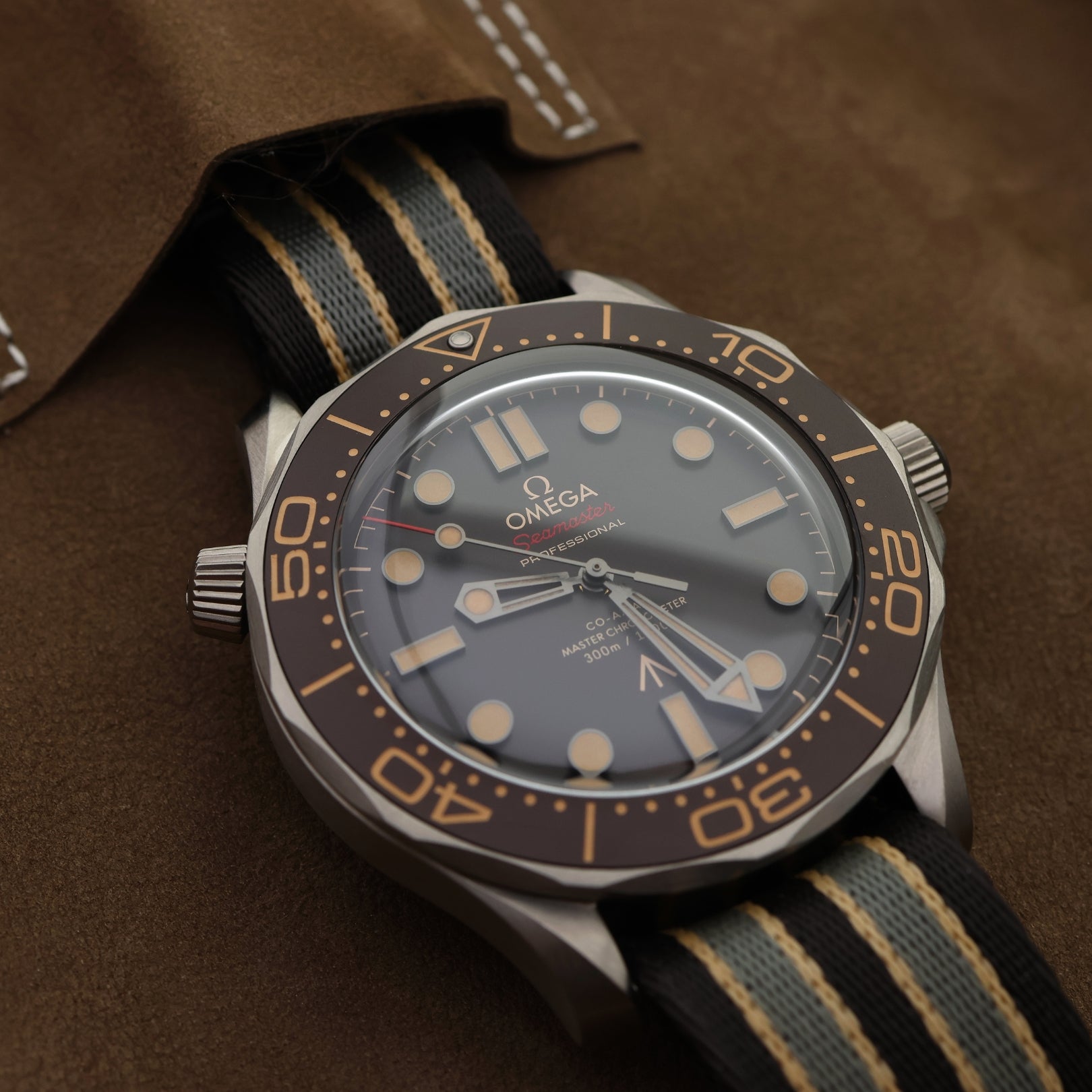 Omega Seamaster Diver 300M, "007 James Bond" Edition, Titan, NATO - Band, Ref. 210.92.42.20.01.001, 2020, B+P - LUXUHRIA
