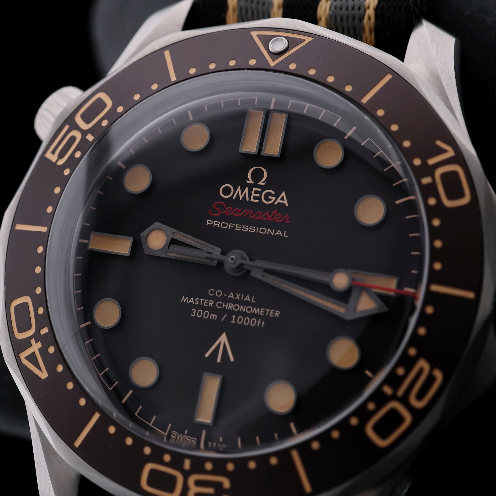 Omega Seamaster Diver 300M, "007 James Bond" Edition, Titan, NATO - Band, Ref. 210.92.42.20.01.001, 2020, B+P - LUXUHRIA
