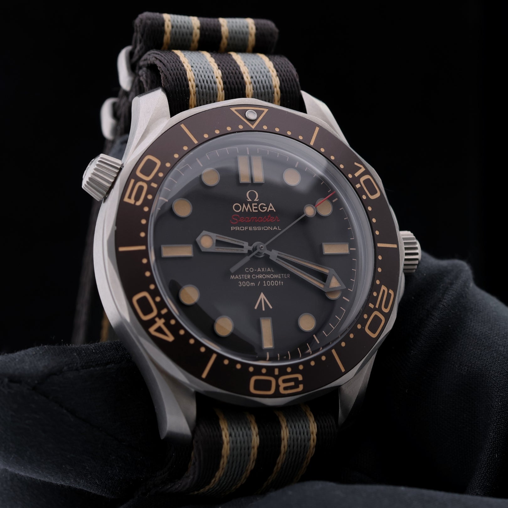 Omega Seamaster Diver 300M, "007 James Bond" Edition, Titan, NATO - Band, Ref. 210.92.42.20.01.001, 2020, B+P - LUXUHRIA