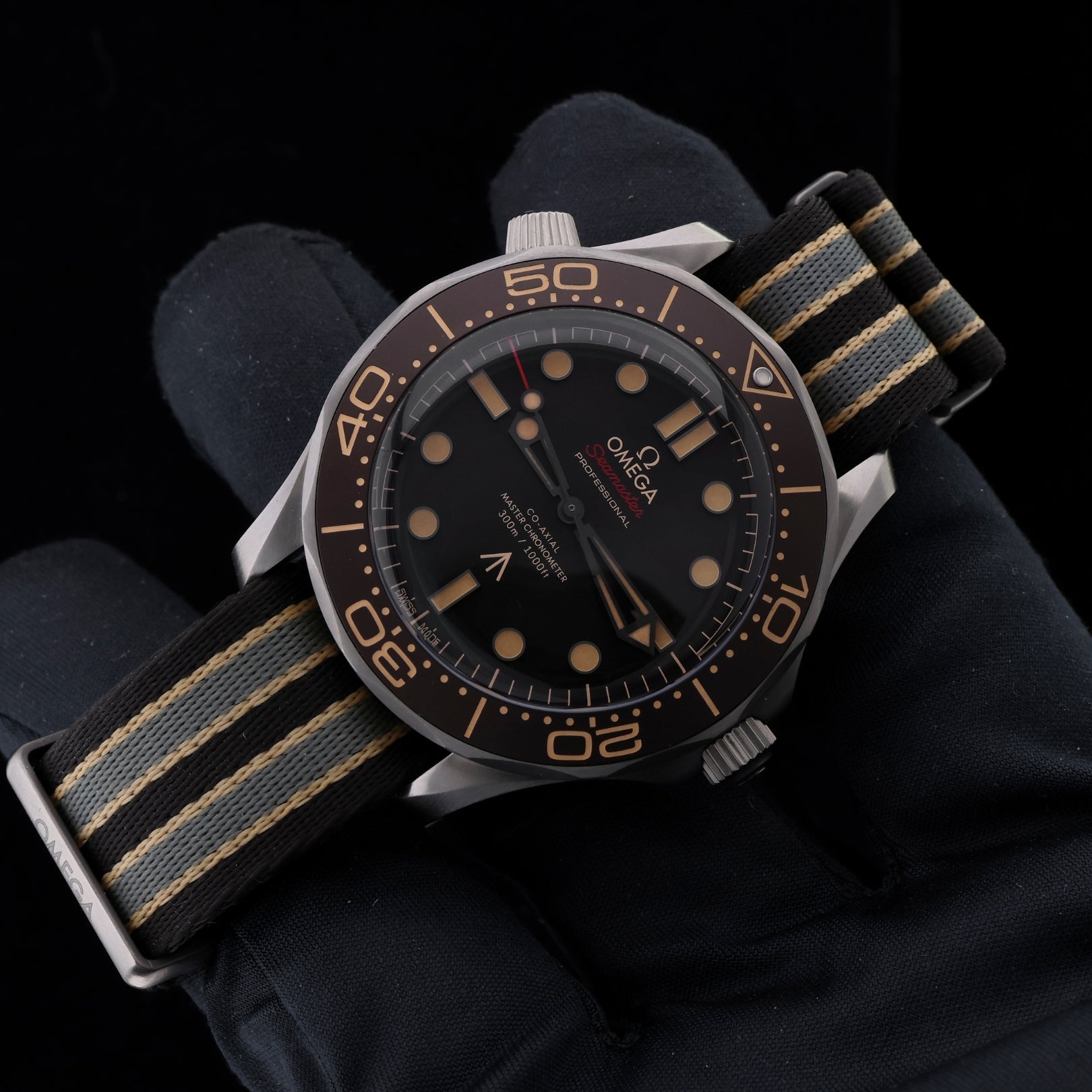 Omega Seamaster Diver 300M, "007 James Bond" Edition, Titan, NATO - Band, Ref. 210.92.42.20.01.001, 2020, B+P - LUXUHRIA