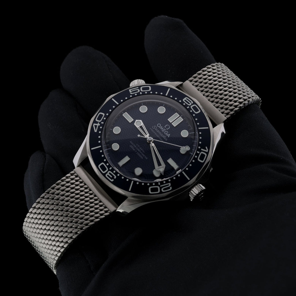 Omega Seamaster Diver 300M, James Bond 007 60th Anniversary, Ref. 210.30.42.20.03.002, 07-2025, B+P - LUXUHRIA