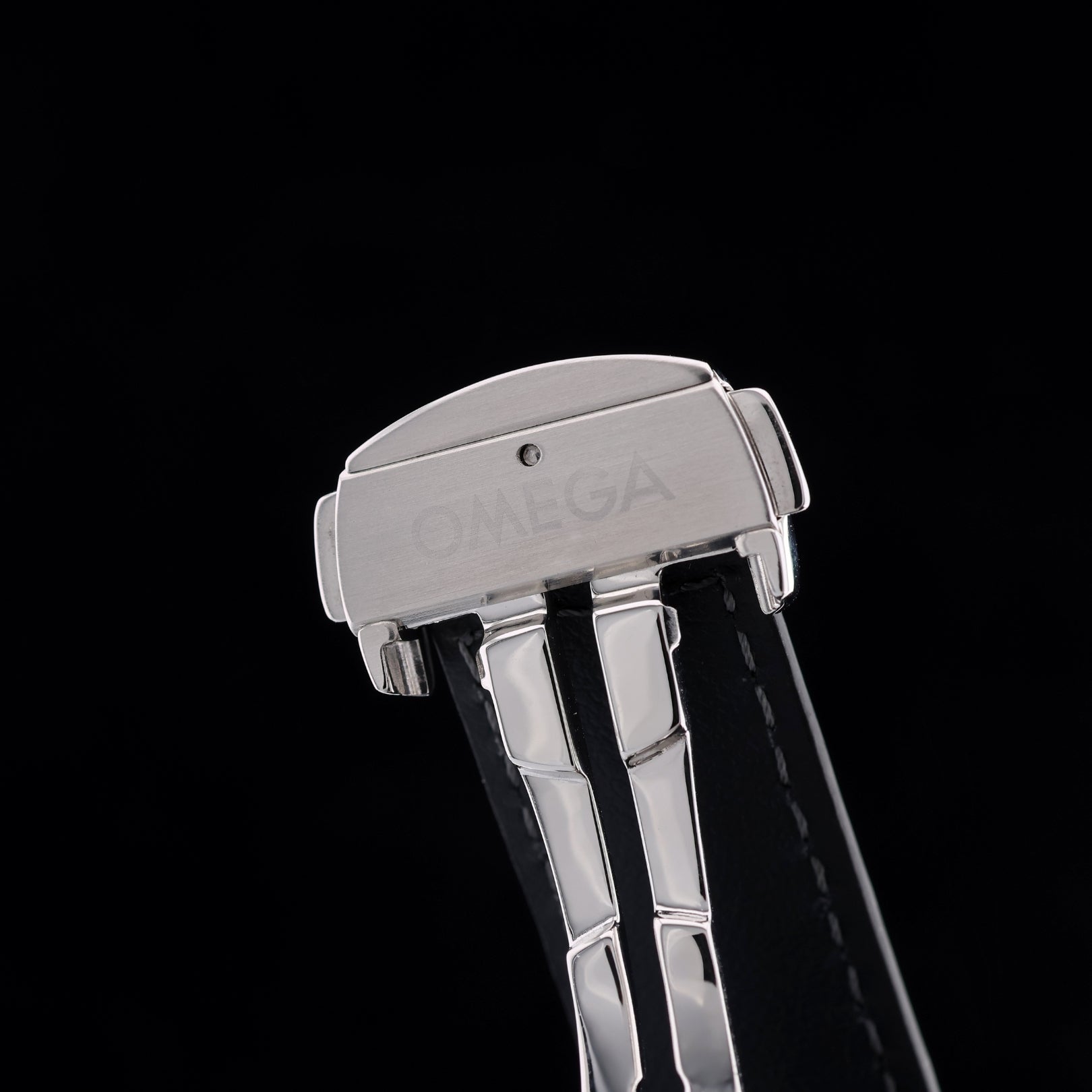 Omega Speedmaster Chronograph 38mm, Diamantlünette, Ref. 324.28.38.40.06.001, Box + Papieren - LUXUHRIA