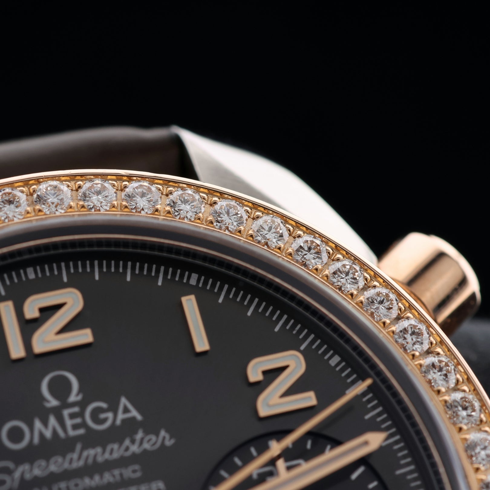 Omega Speedmaster Chronograph 38mm, Diamantlünette, Ref. 324.28.38.40.06.001, Box + Papieren - LUXUHRIA