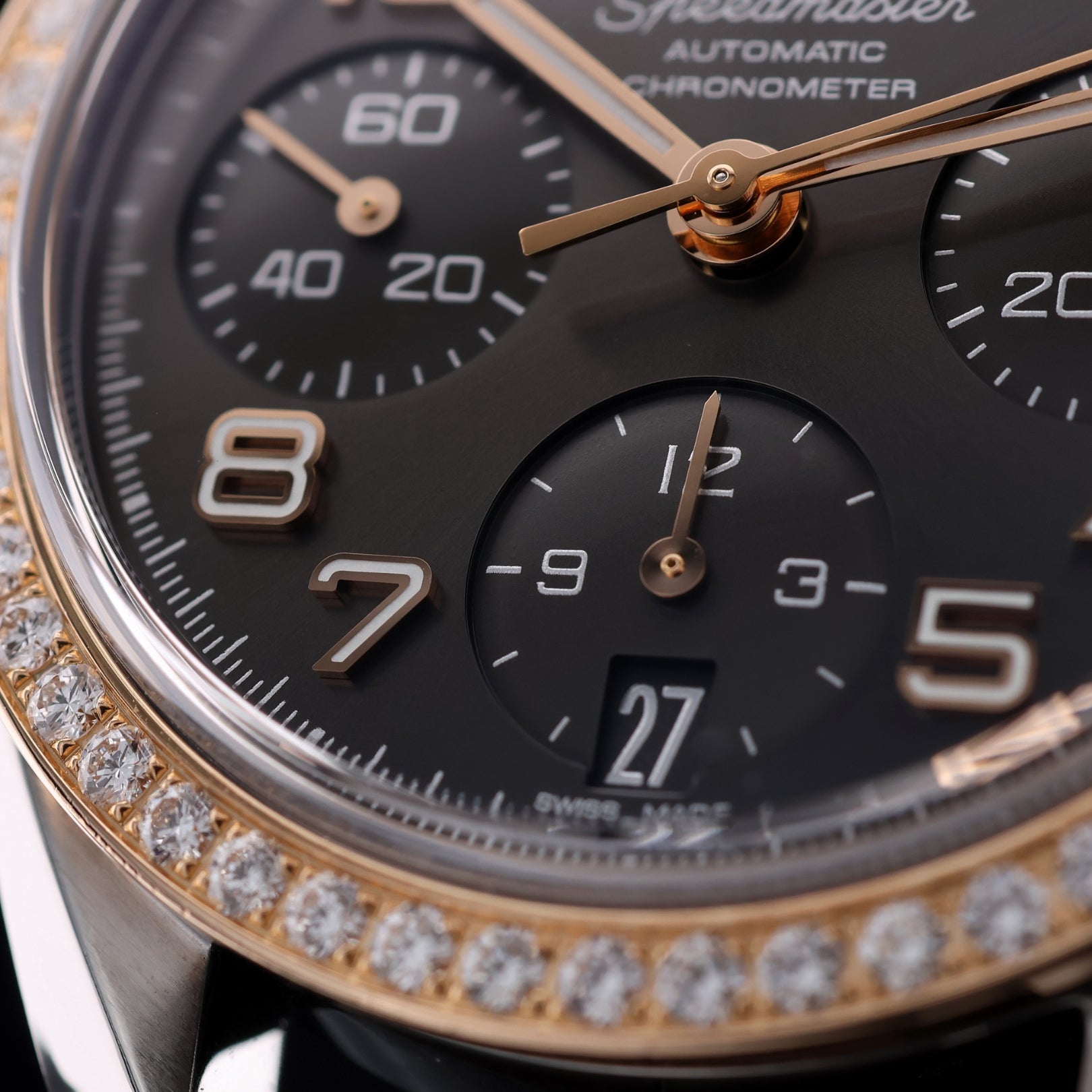 Omega Speedmaster Chronograph 38mm, Diamantlünette, Ref. 324.28.38.40.06.001, Box + Papieren - LUXUHRIA