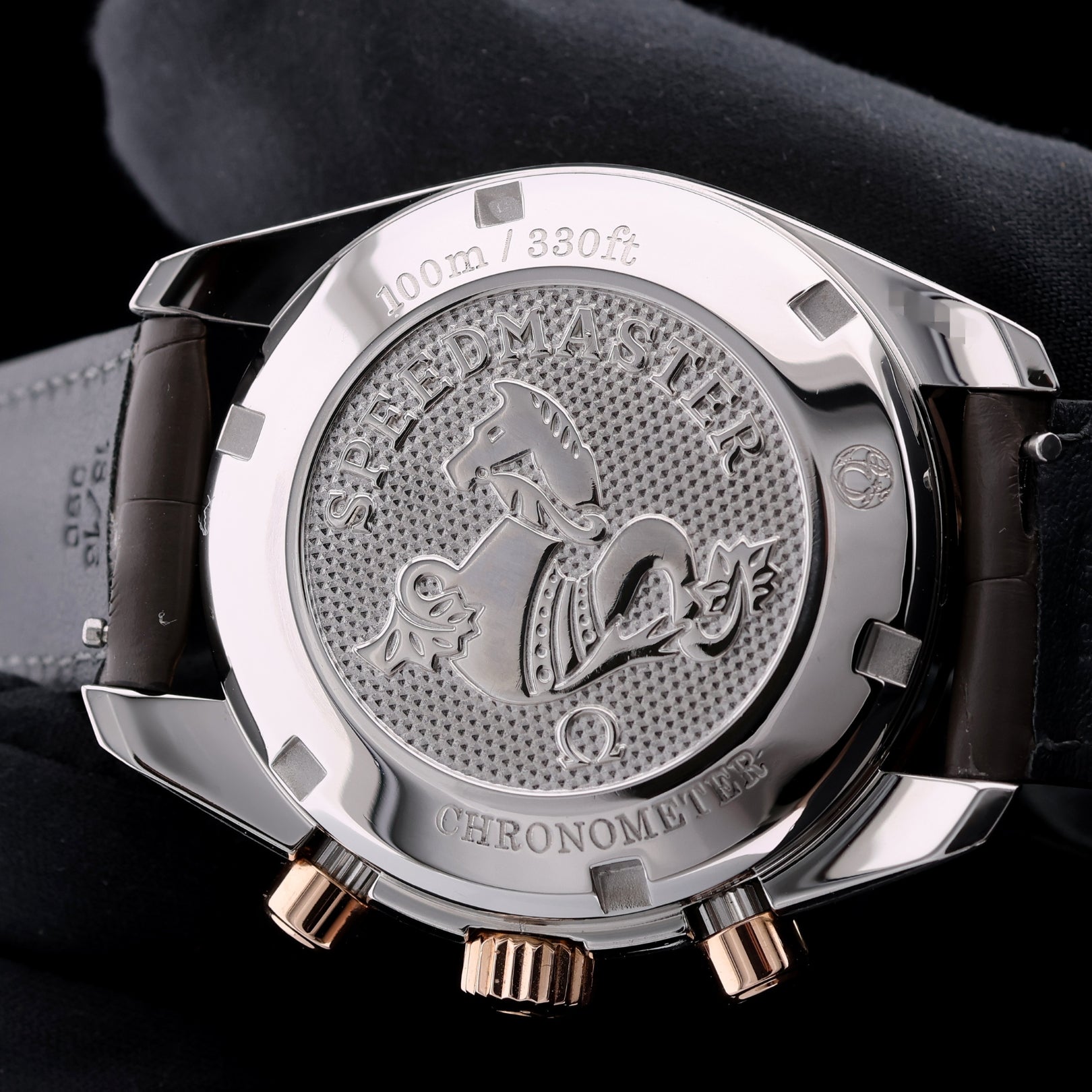 Omega Speedmaster Chronograph 38mm, Diamantlünette, Ref. 324.28.38.40.06.001, Box + Papieren - LUXUHRIA