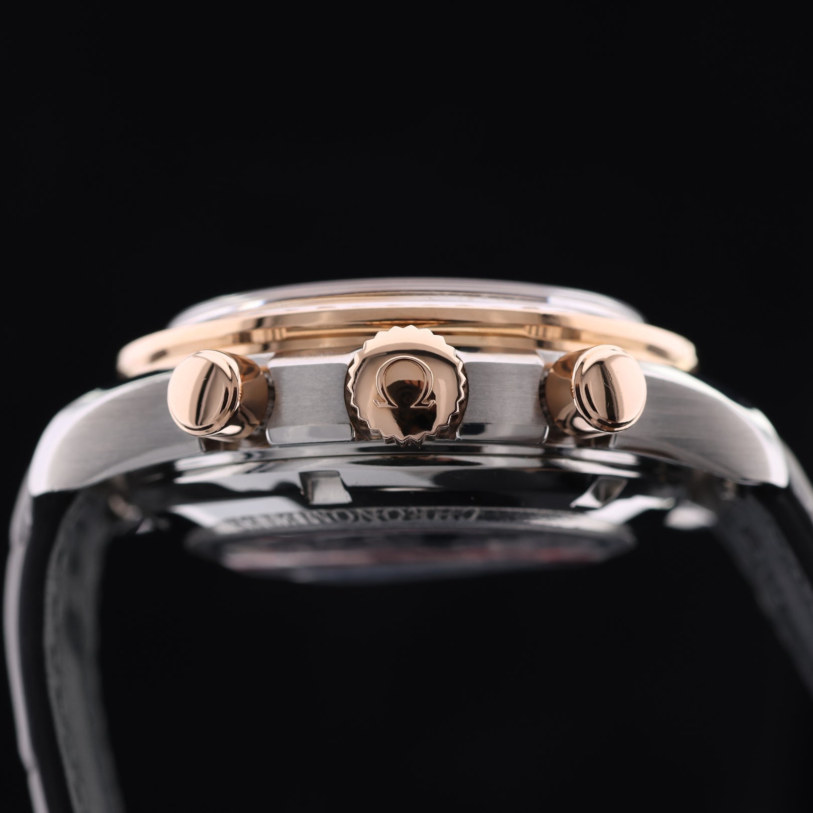 Omega Speedmaster Chronograph 38mm, Diamantlünette, Ref. 324.28.38.40.06.001, Box + Papieren - LUXUHRIA