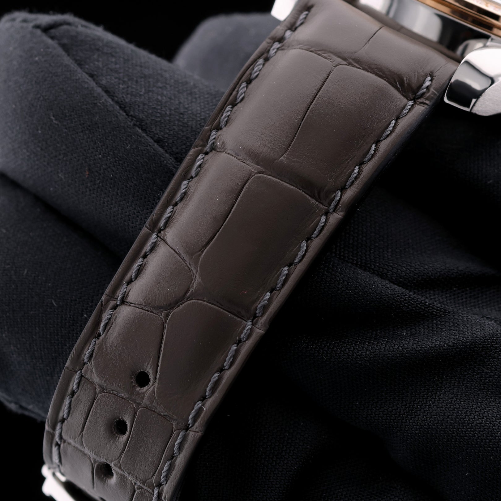 Omega Speedmaster Chronograph 38mm, Diamantlünette, Ref. 324.28.38.40.06.001, Box + Papieren - LUXUHRIA