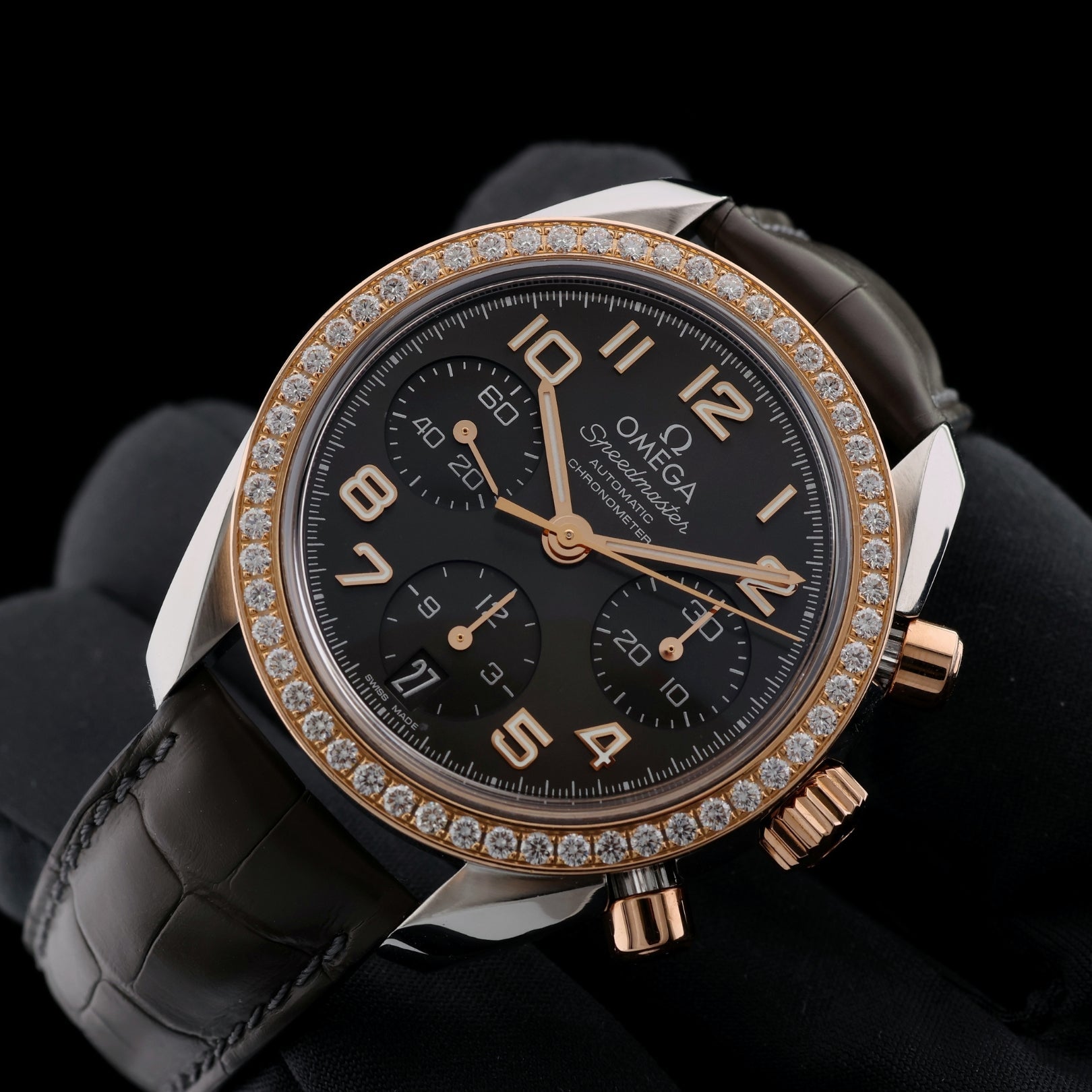 Omega Speedmaster Chronograph 38mm, Diamantlünette, Ref. 324.28.38.40.06.001, Box + Papieren - LUXUHRIA