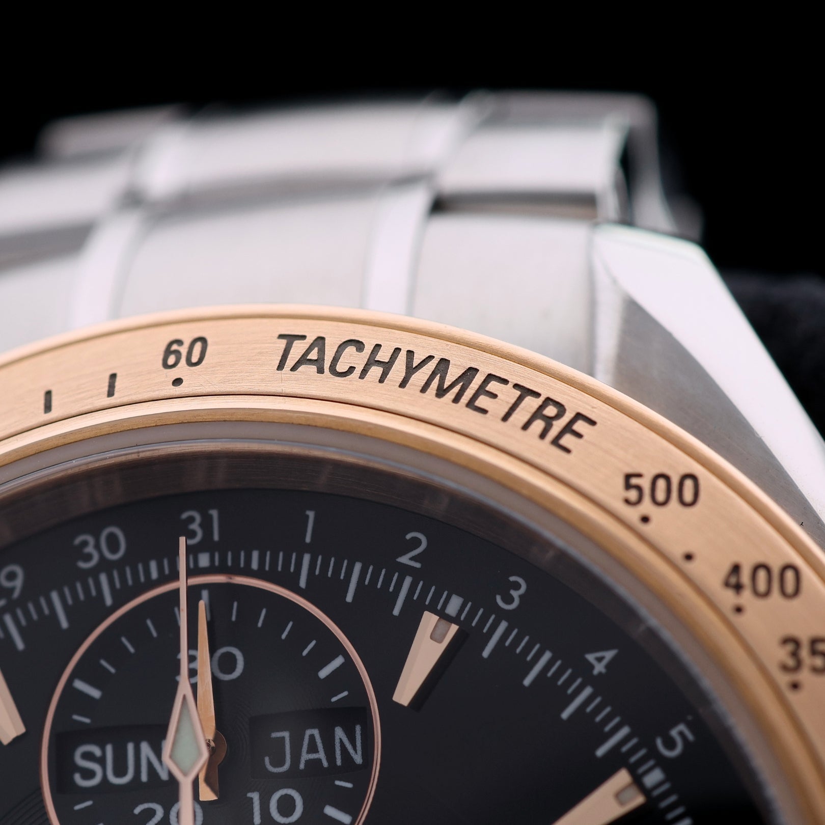 Omega Speedmaster Date / Day‑Date, Black Dial, Rotgold, Ref. 323.21.40.44.01.001, ohne B+P - LUXUHRIA