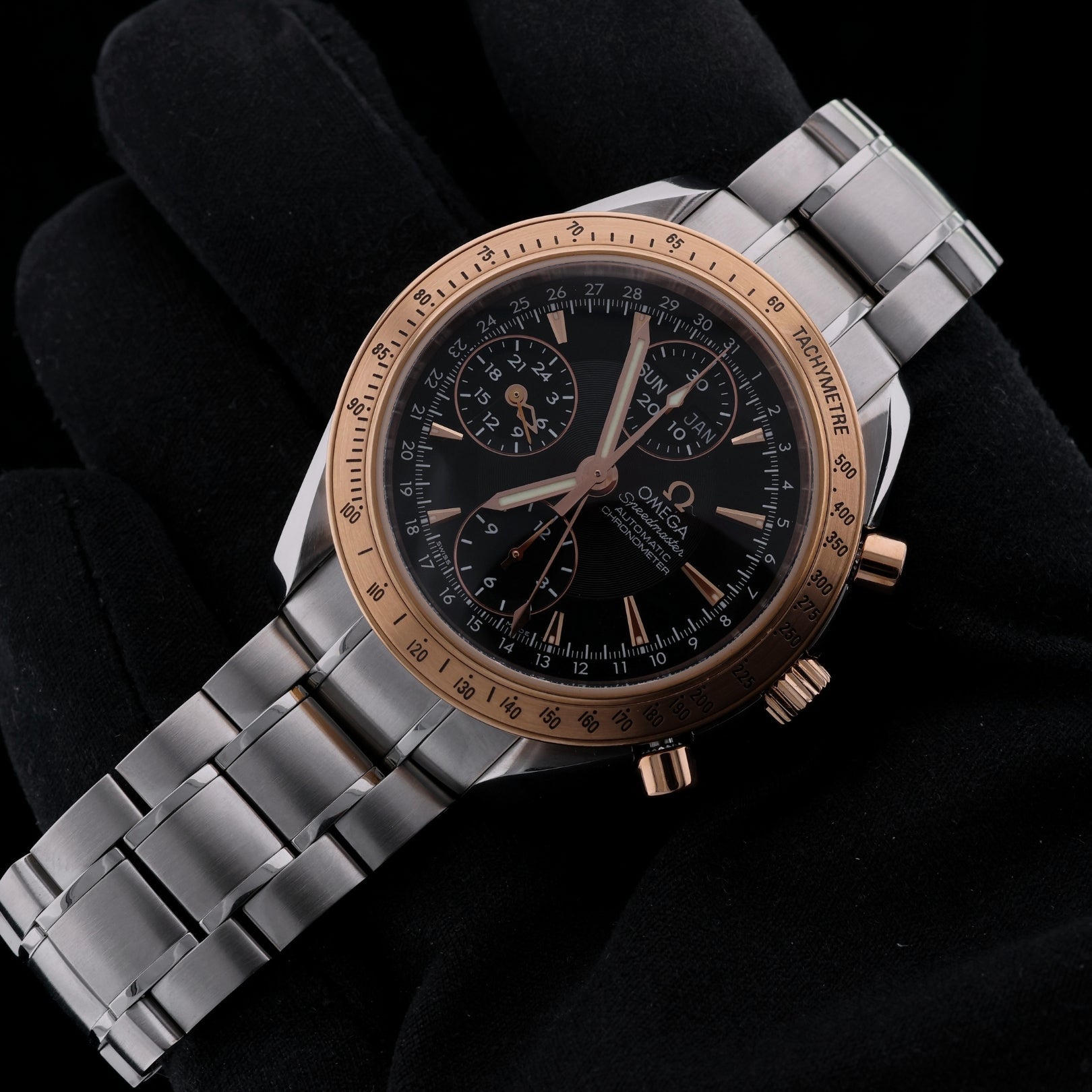 Omega Speedmaster Date / Day‑Date, Black Dial, Rotgold, Ref. 323.21.40.44.01.001, ohne B+P - LUXUHRIA