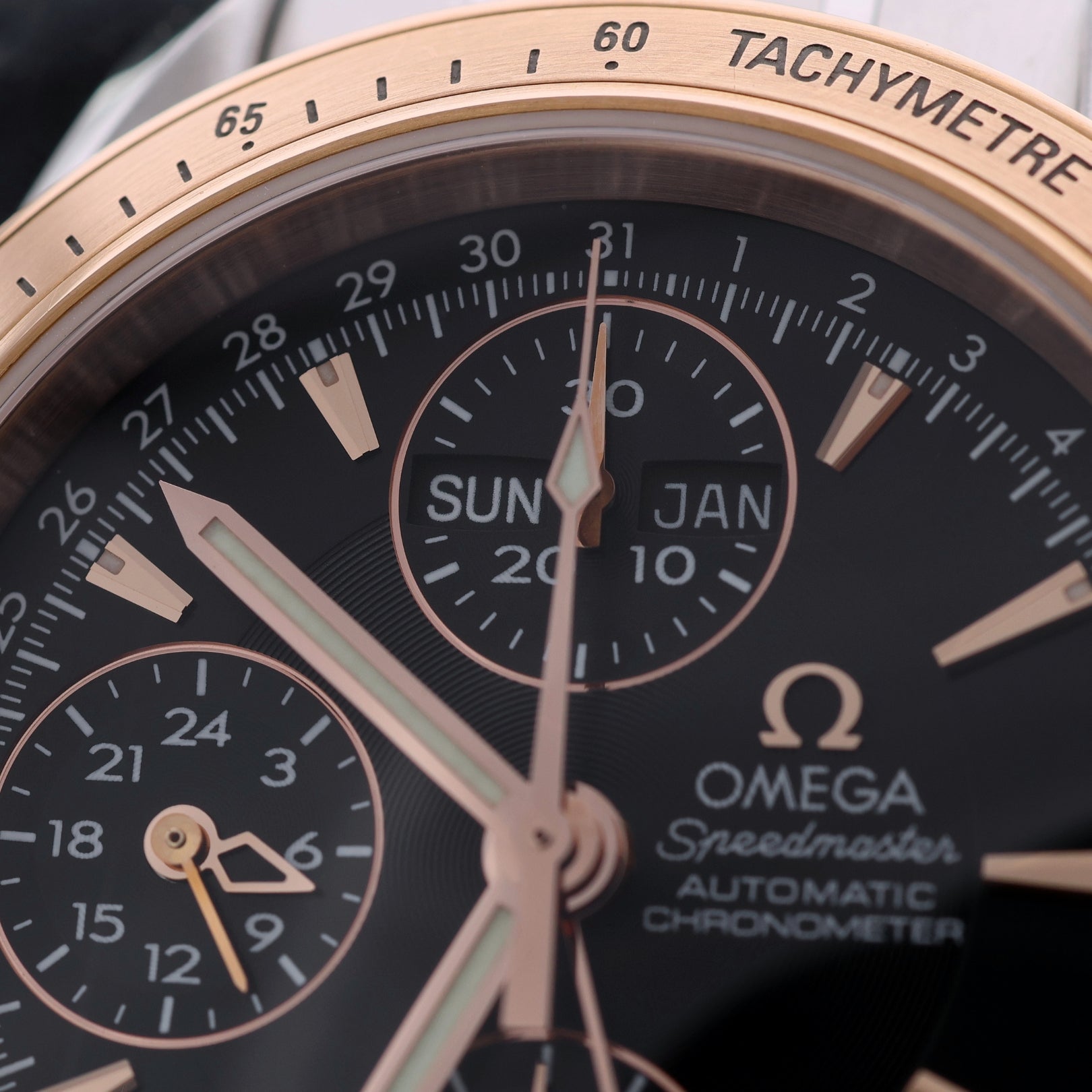 Omega Speedmaster Date / Day‑Date, Black Dial, Rotgold, Ref. 323.21.40.44.01.001, ohne B+P - LUXUHRIA