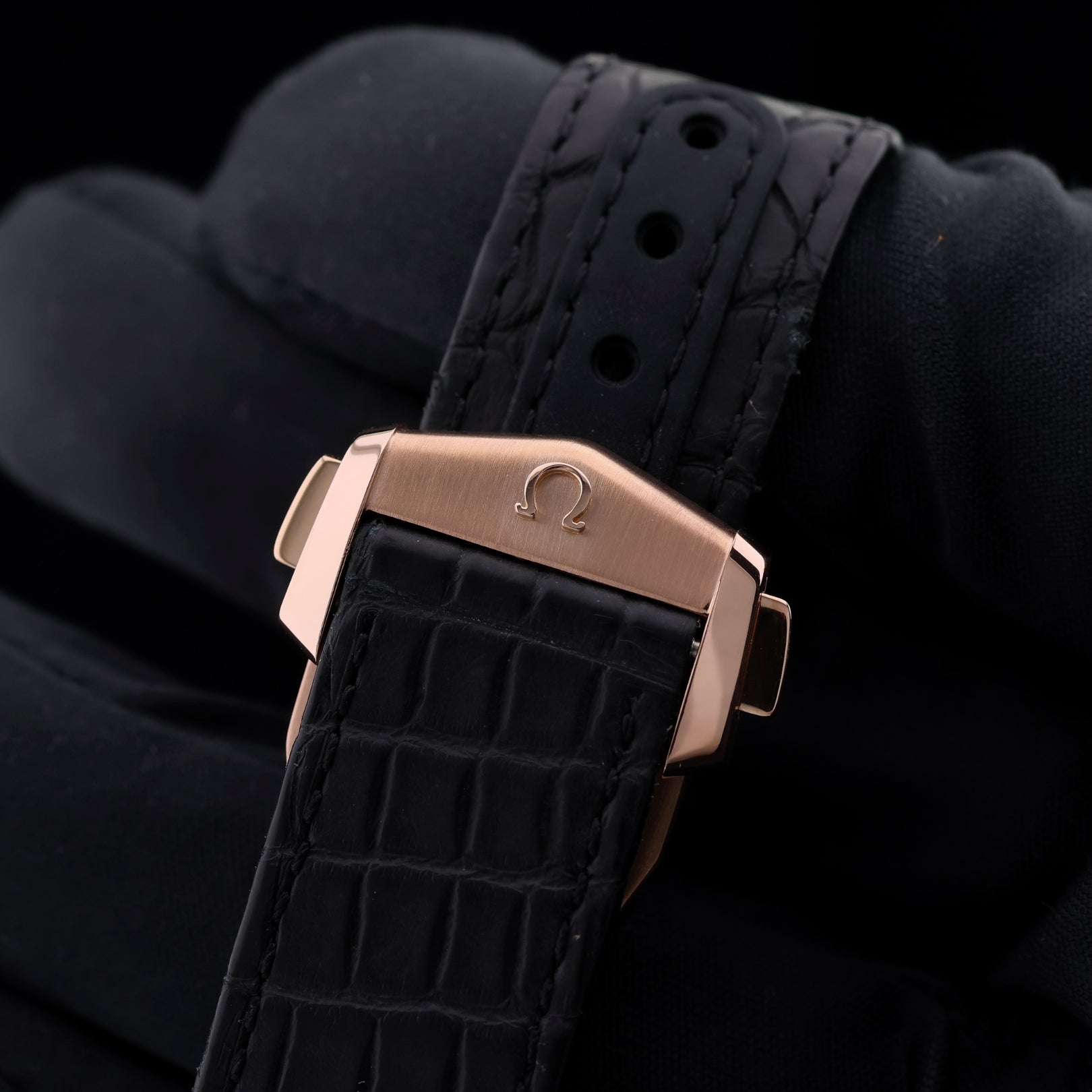 Omega Speedmaster Mondphase, Sedna™‑Gold, 44.25 mm, Lederarmband, Ref. 304.63.44.52.01.001, 07 - 2019, B+P - LUXUHRIA
