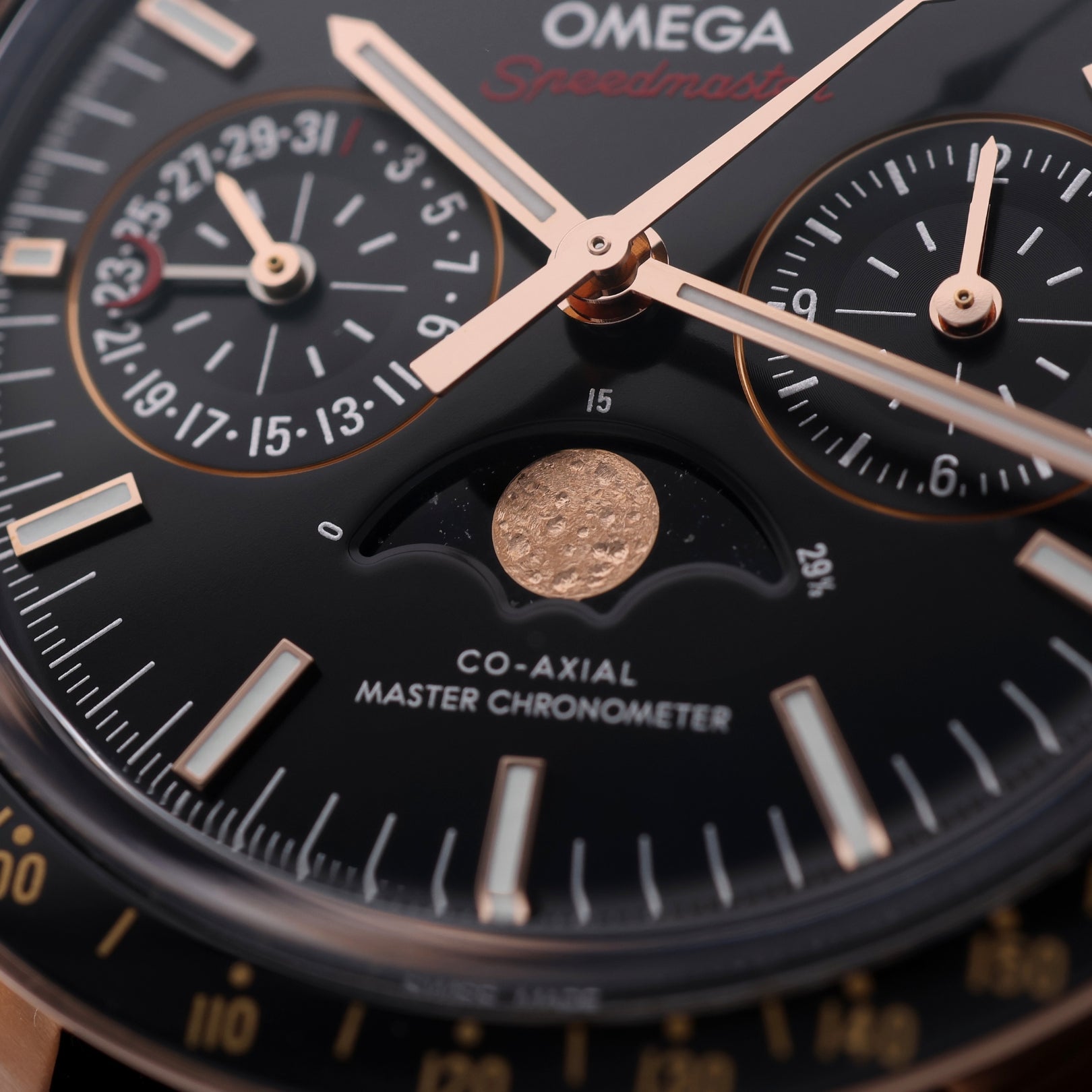 Omega Speedmaster Mondphase, Sedna™‑Gold, 44.25 mm, Lederarmband, Ref. 304.63.44.52.01.001, 07 - 2019, B+P - LUXUHRIA