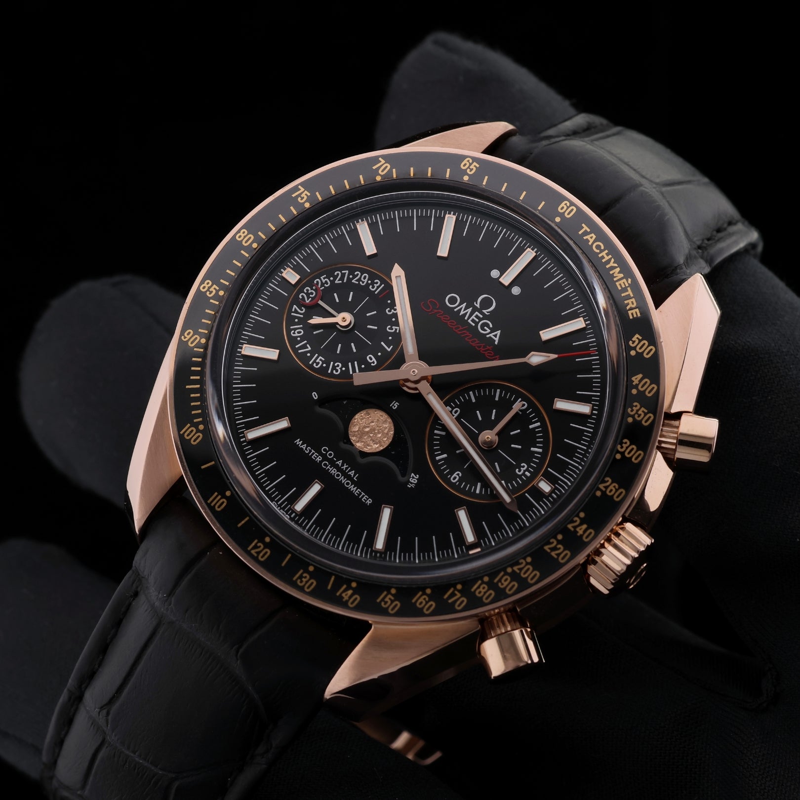 Omega Speedmaster Mondphase, Sedna™‑Gold, 44.25 mm, Lederarmband, Ref. 304.63.44.52.01.001, 07 - 2019, B+P - LUXUHRIA