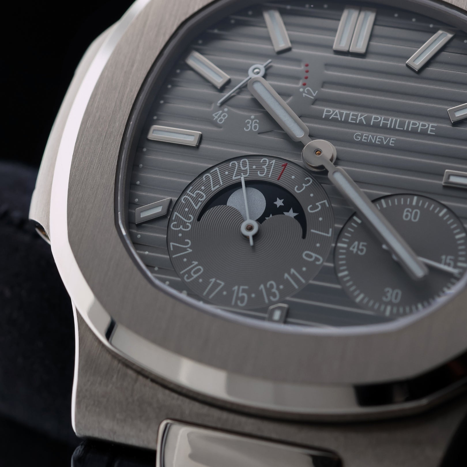 Patek Philippe Nautilus, Ref. 5712G - 001, Lederarmband + Kautschuk, 2019/DE, B+P - LUXUHRIA