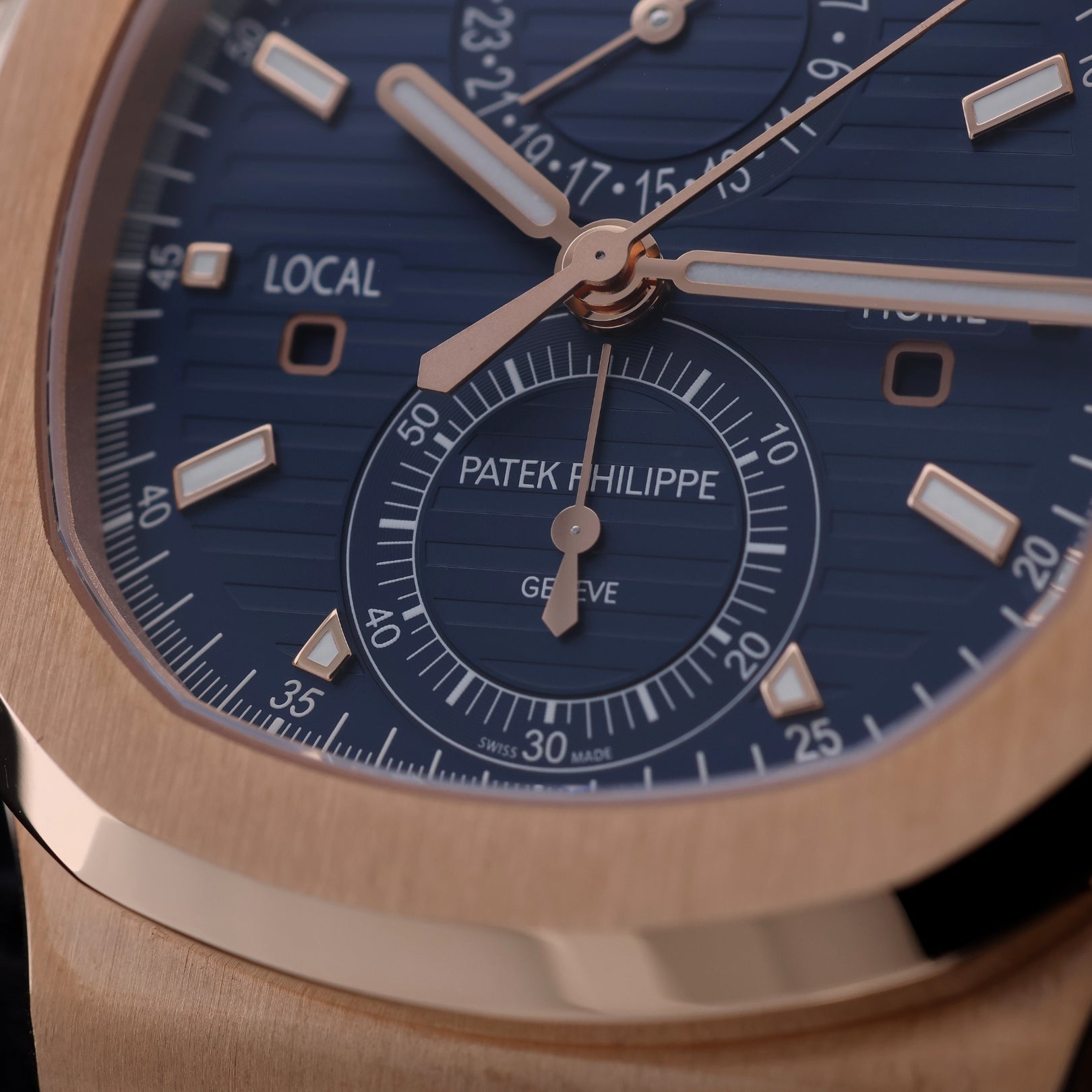 Patek Philippe Nautilus Travel Time, 18kt Roségold, Ref. 5990/1R - 001, 2024/DE, B+P - LUXUHRIA