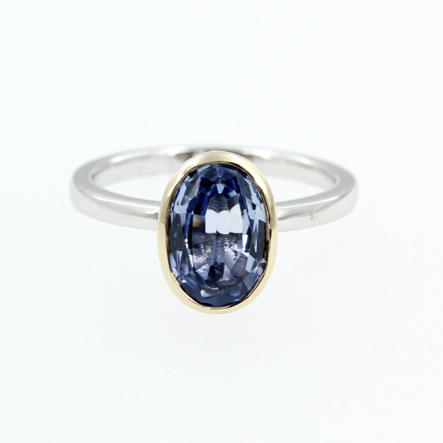 Ring »Saphir Magical Blue« ca.3.39ct in 18ct. Weißgold gefasst IGI-Zert. RG 53 - LUXUHRIA