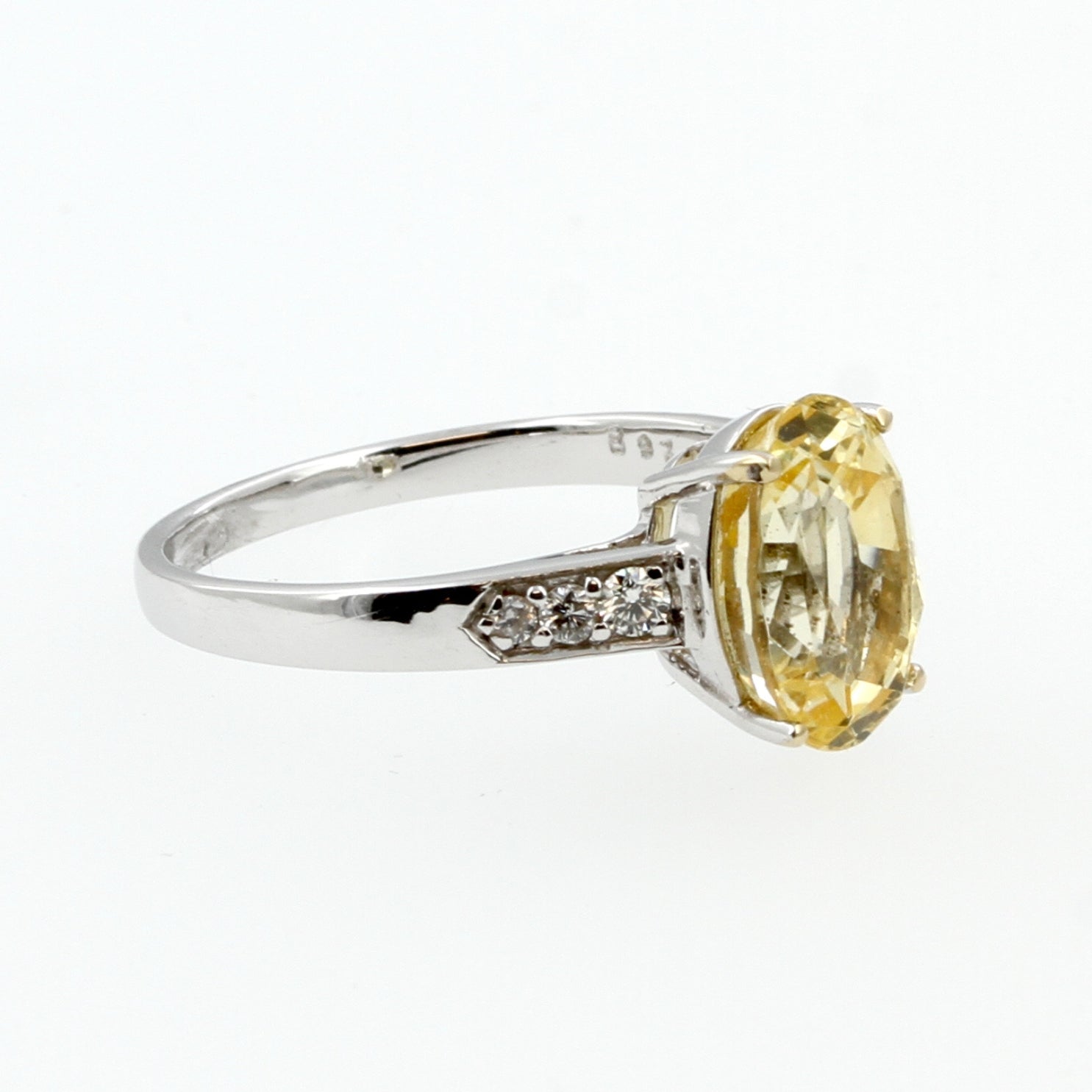 Ring »Saphir Yellow« ca.3.68ct in 18ct. Weißgold gefasst mit 0,11ct. Diamantbesatz, IGI-Zert., RG 53 - LUXUHRIA