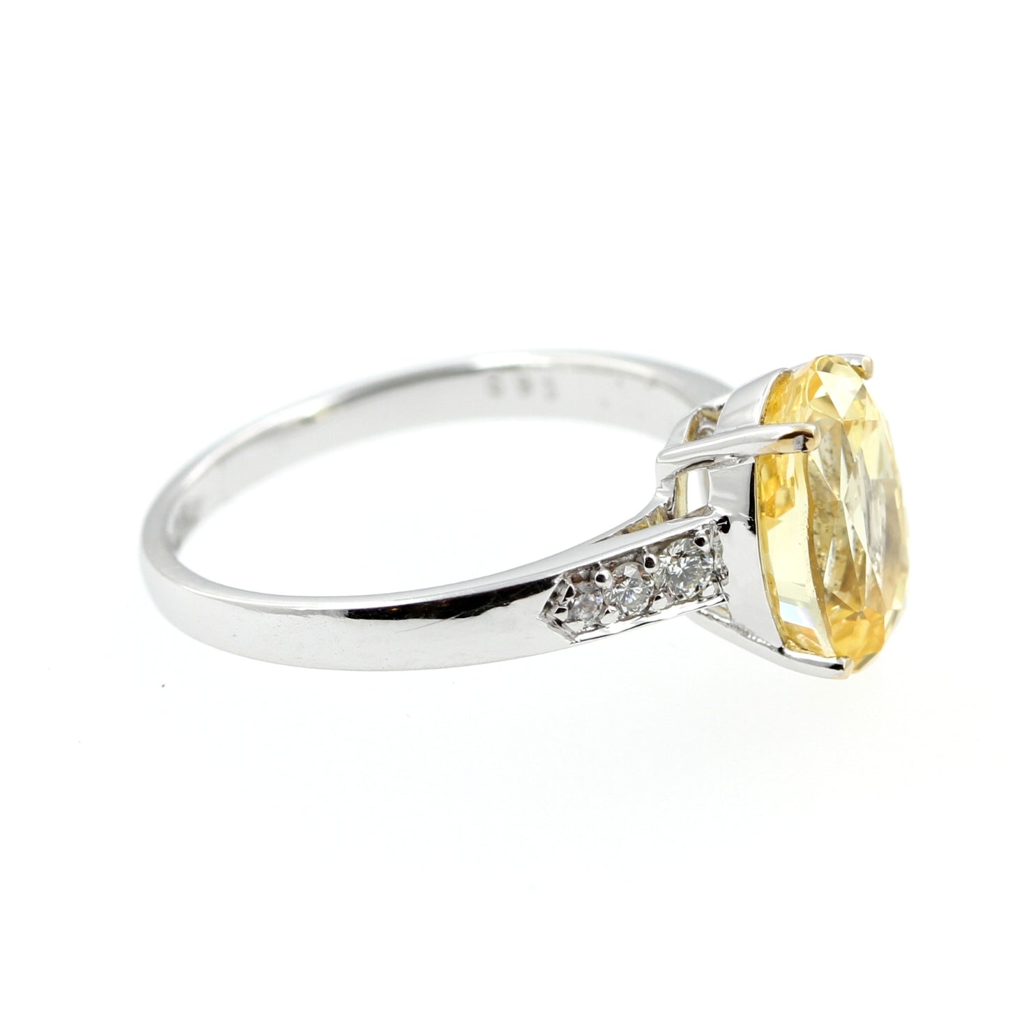 Ring »Saphir Yellow« ca.3.68ct in 18ct. Weißgold gefasst mit 0,11ct. Diamantbesatz, IGI-Zert., RG 53 - LUXUHRIA