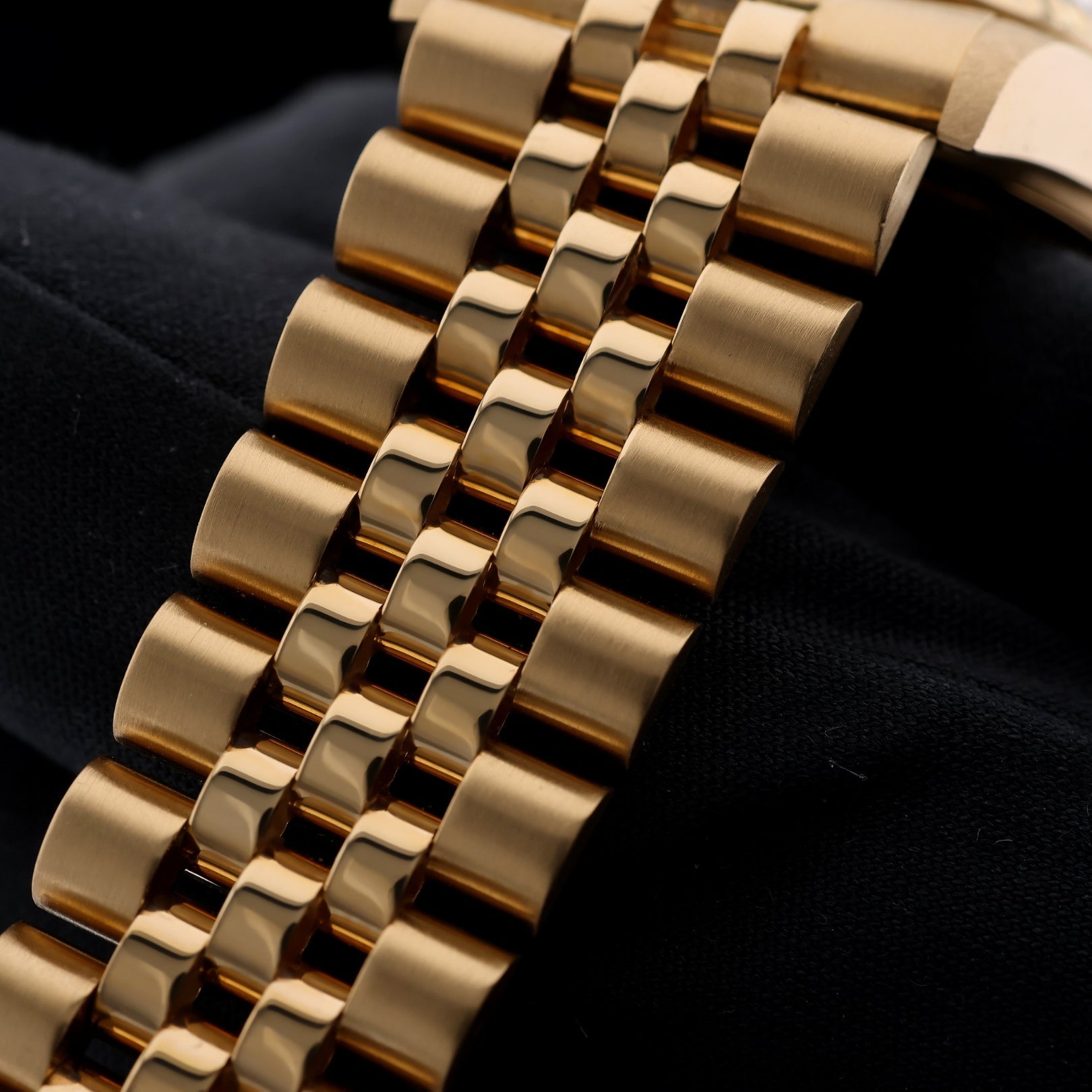 Rolex Datejust 36, Gelbgold, Vintage, Jubilee, Black Dial, verdeckte Schliesse, Ref. 16018, mit Box - LUXUHRIA