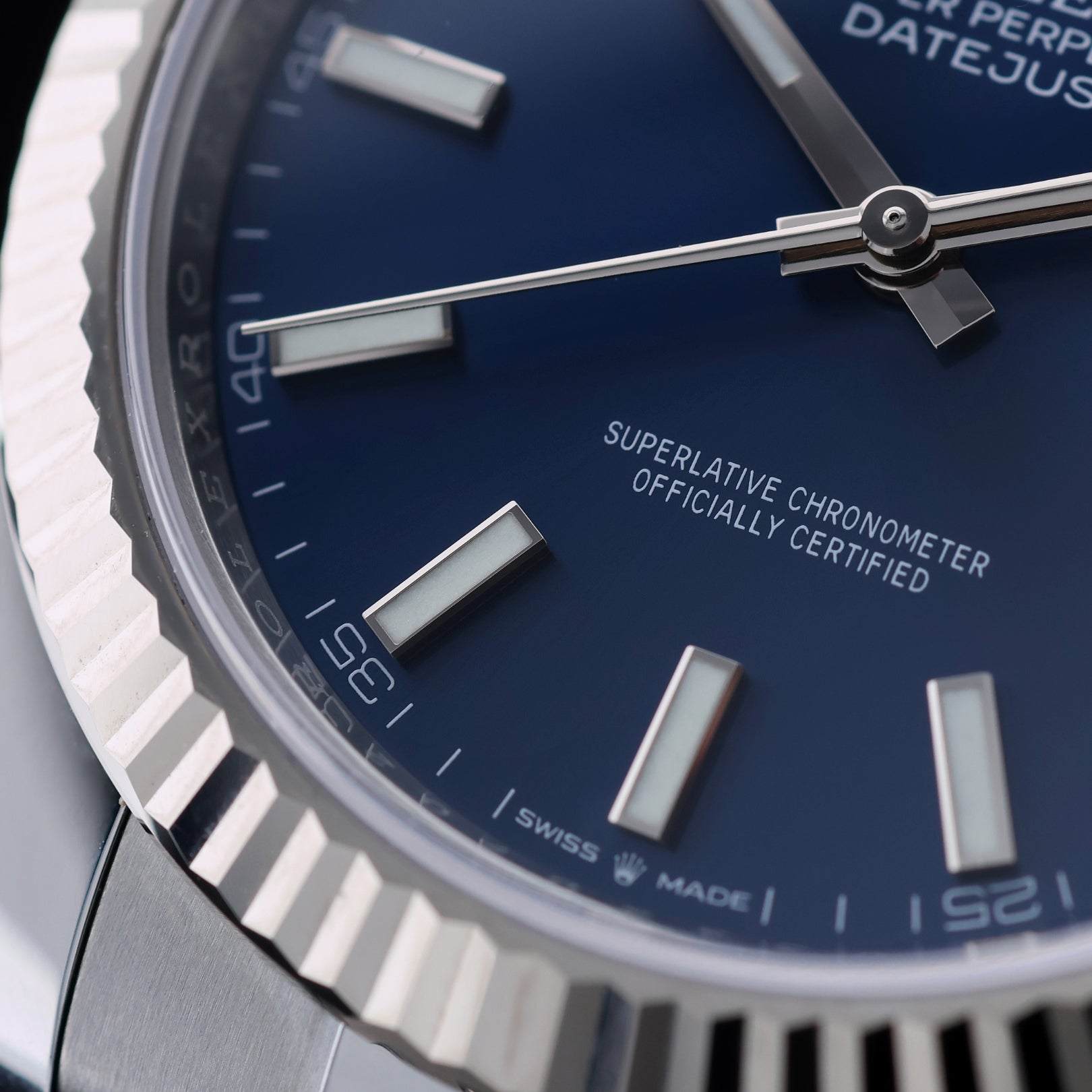 Rolex Datejust 41, blaues Zifferblatt, weissgold Lünette, 2022, Ref. 126334, B+P - LUXUHRIA