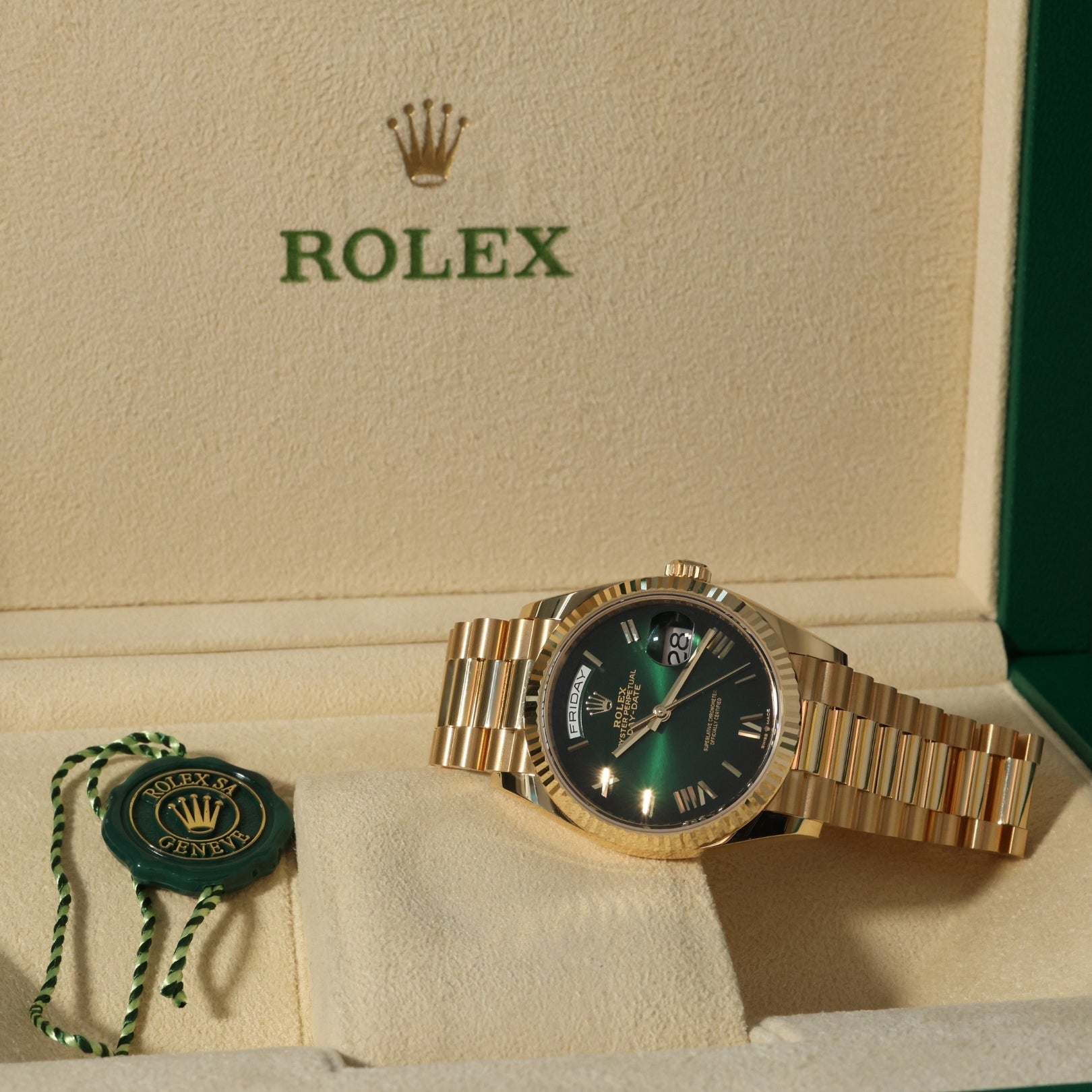 Rolex Day - Date 36, Gelbgold, Ombre Green Dial, Ref. 128238, 2025, B+P - LUXUHRIA