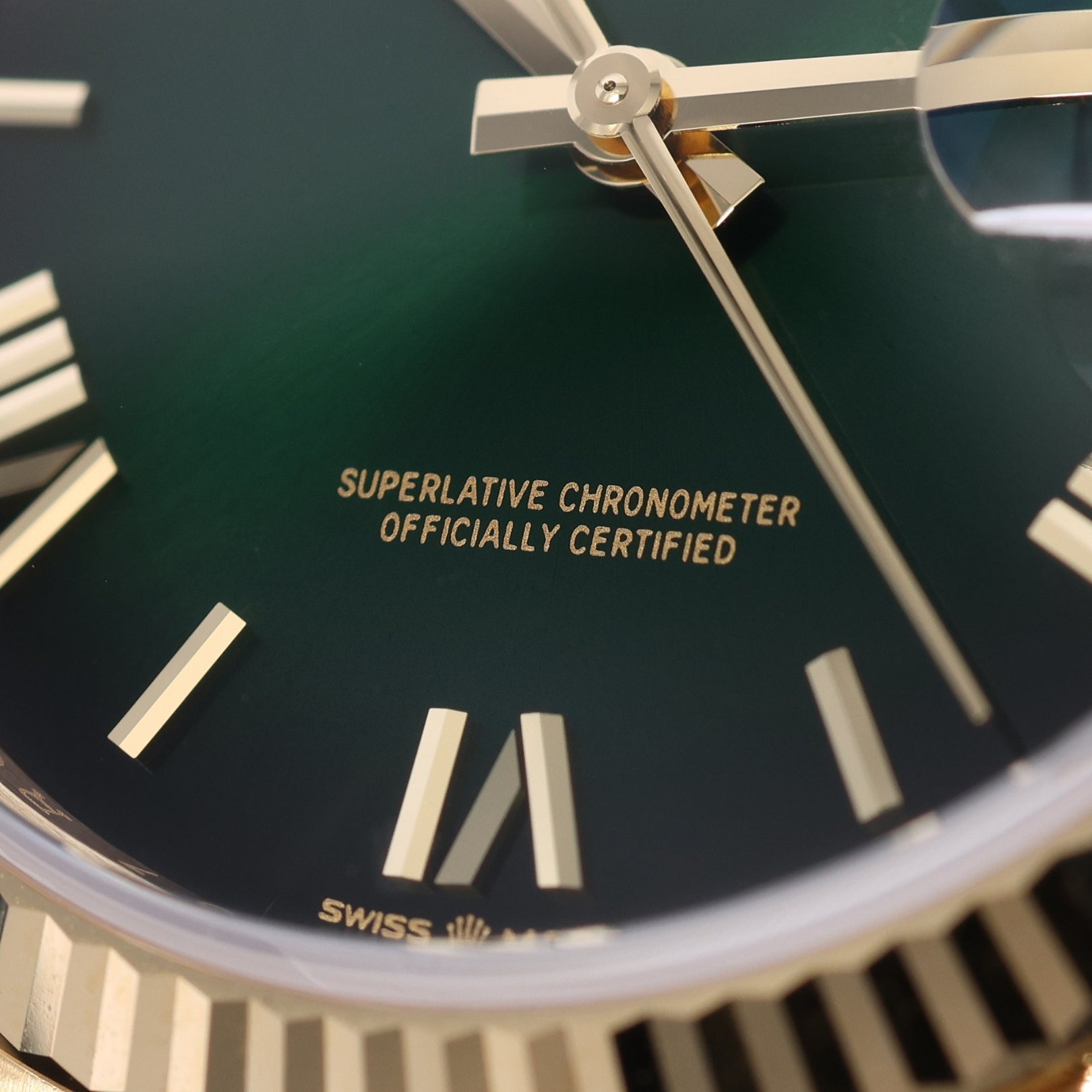Rolex Day - Date 36, Gelbgold, Ombre Green Dial, Ref. 128238, 2025, B+P - LUXUHRIA