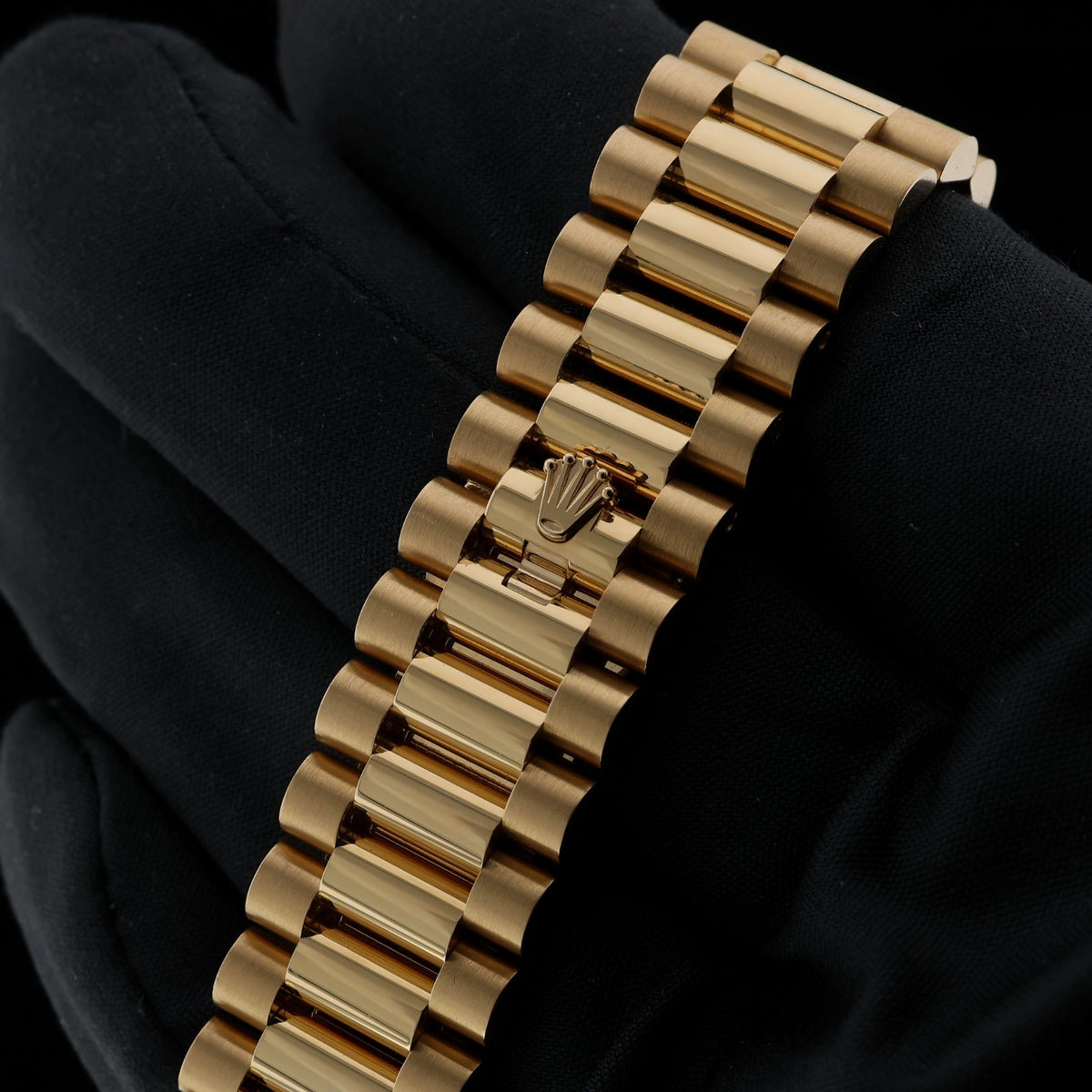 Rolex Day-Date 40, Black Motif Dial, Gelbgold, Ref. 228238, 2021, B+P - LUXUHRIA