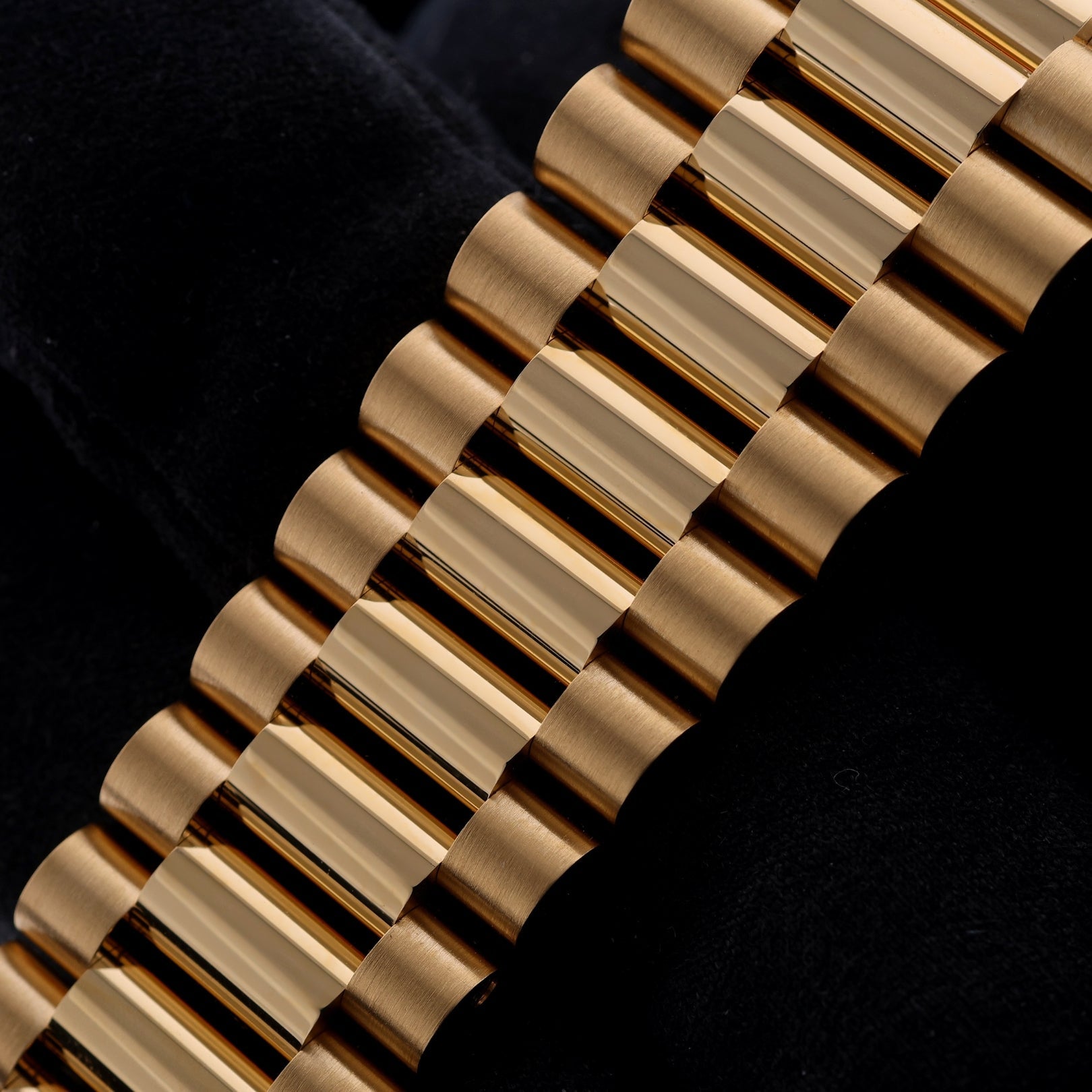 Rolex Day - Date 40, Ombre Green Dial, Gelbgold, Ref. 228238, 11 - 2024, B+P - LUXUHRIA