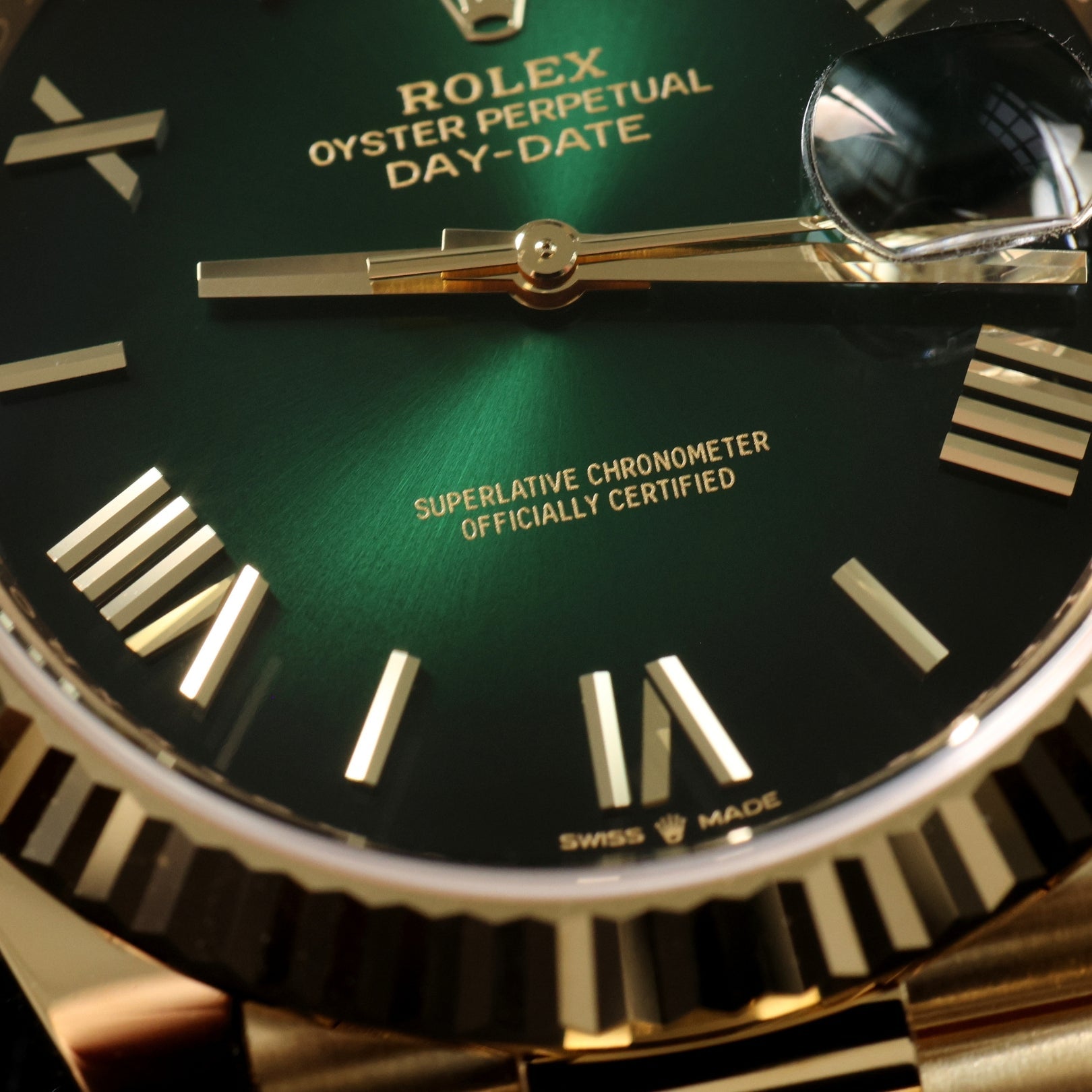 Rolex Day - Date 40, Ombre Green Dial, Gelbgold, Ref. 228238, 11 - 2024, B+P - LUXUHRIA