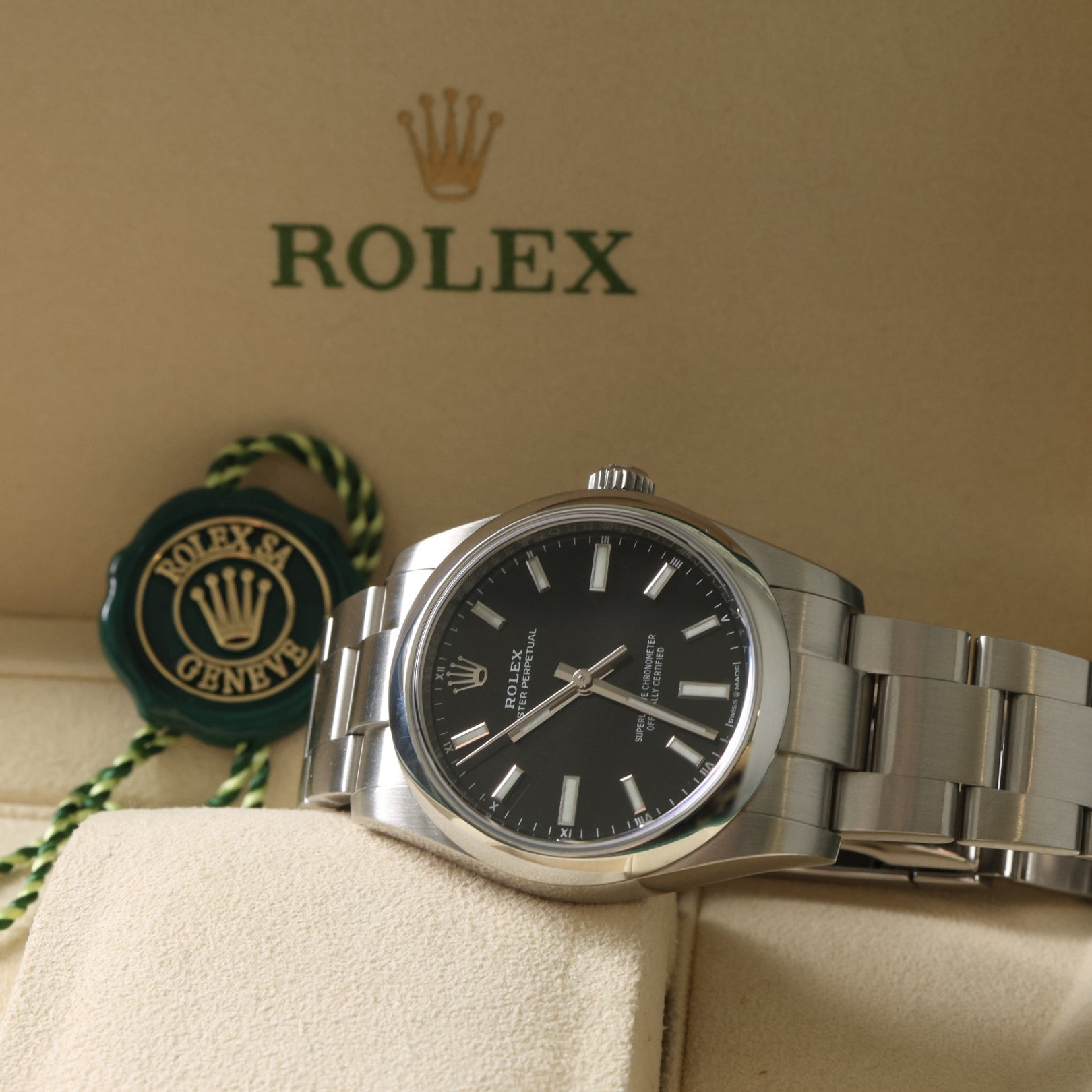 Rolex Oyster Perpetual 34, Black Dial, Oyster, Ref. 124200, 2024, B+P - LUXUHRIA