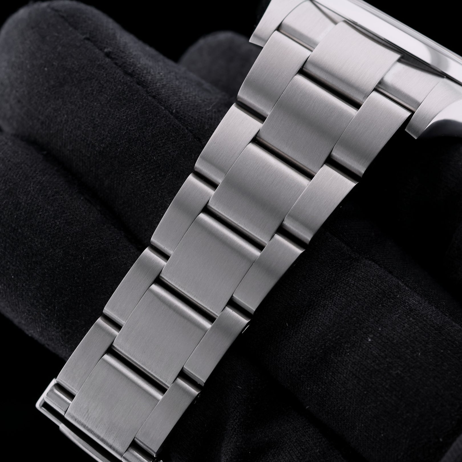 Rolex Oyster Perpetual 39, Black Dial, Ref. 114300, 07 - 2018, B+P - LUXUHRIA